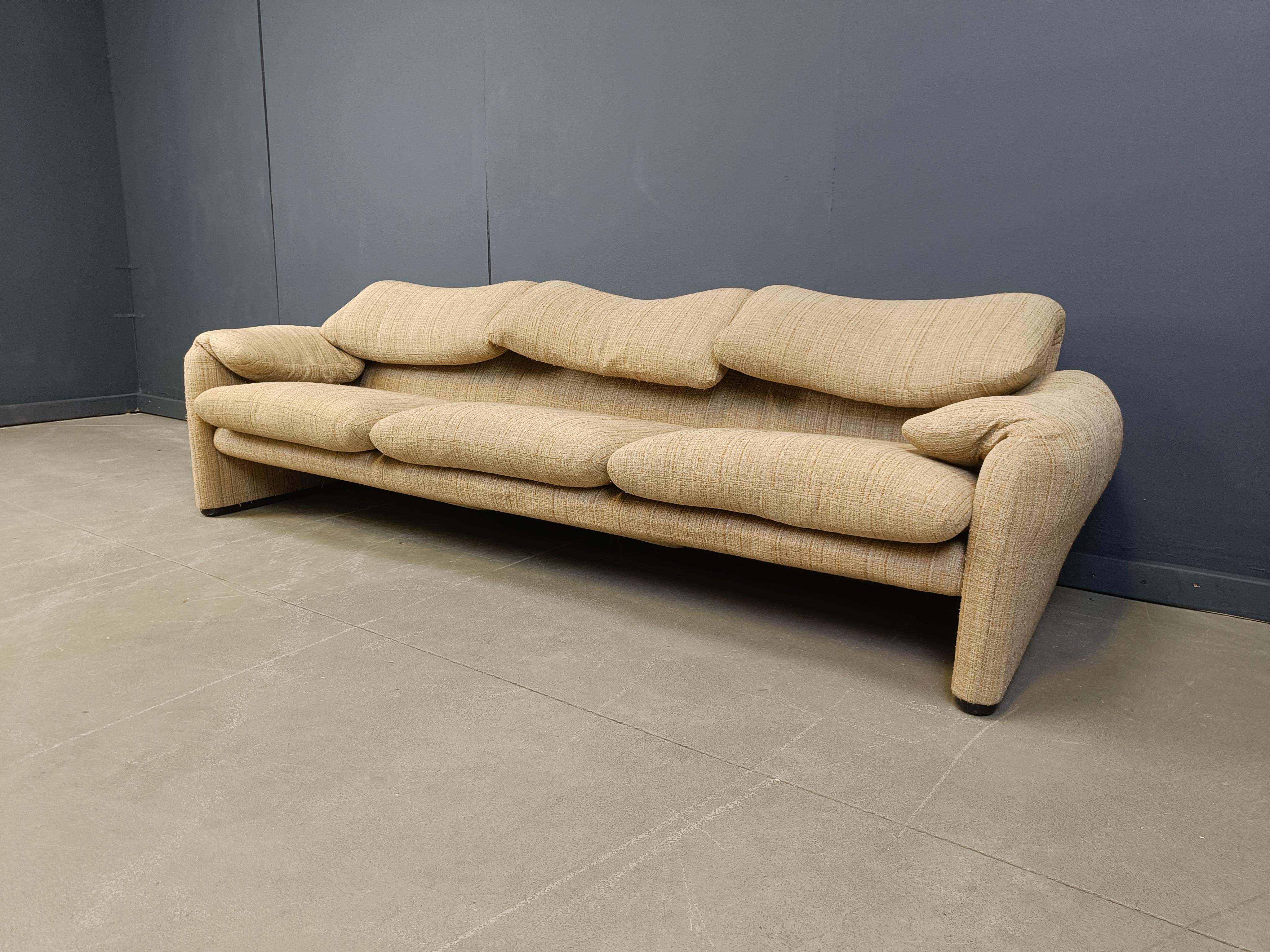 Vintage Maralunga 3 seater sofa by Vico Magistretti for Cassina, 1973 1