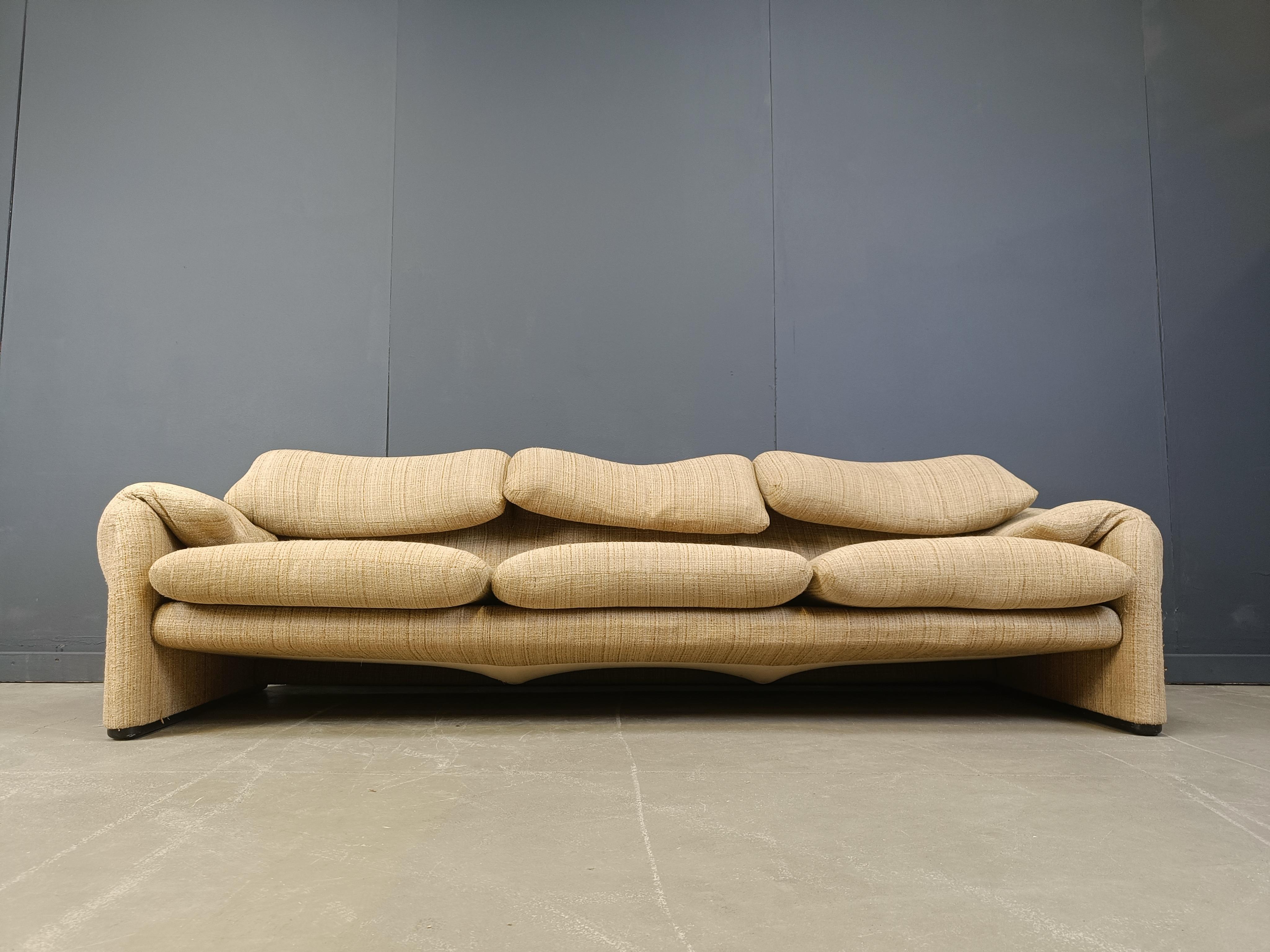 Vintage Maralunga 3 seater sofa by Vico Magistretti for Cassina, 1973 2
