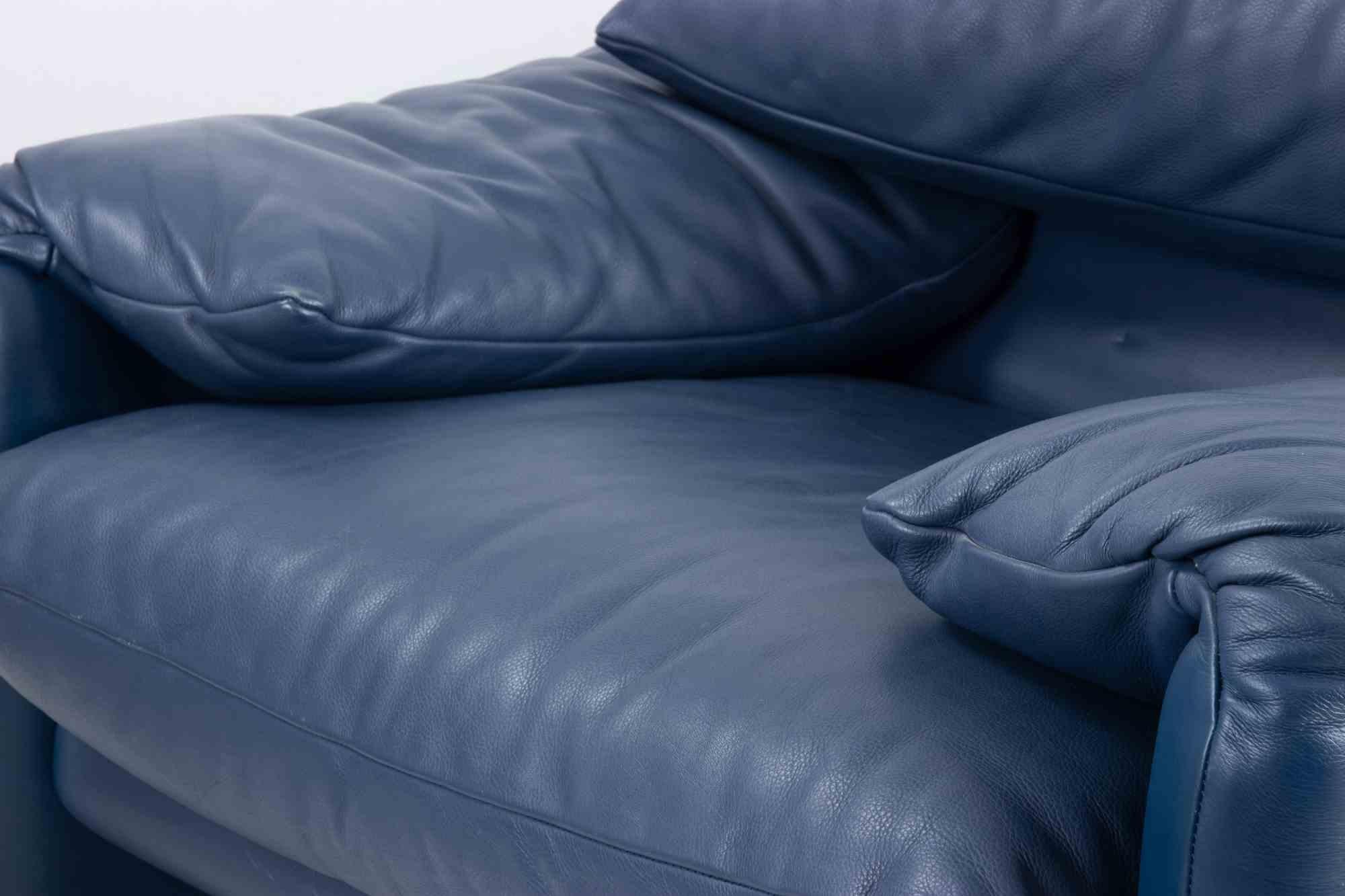 Vintage Maralunga Blue Leather Armchair by Vico Magistretti for Cassina, 1970s In Good Condition For Sale In Roma, IT