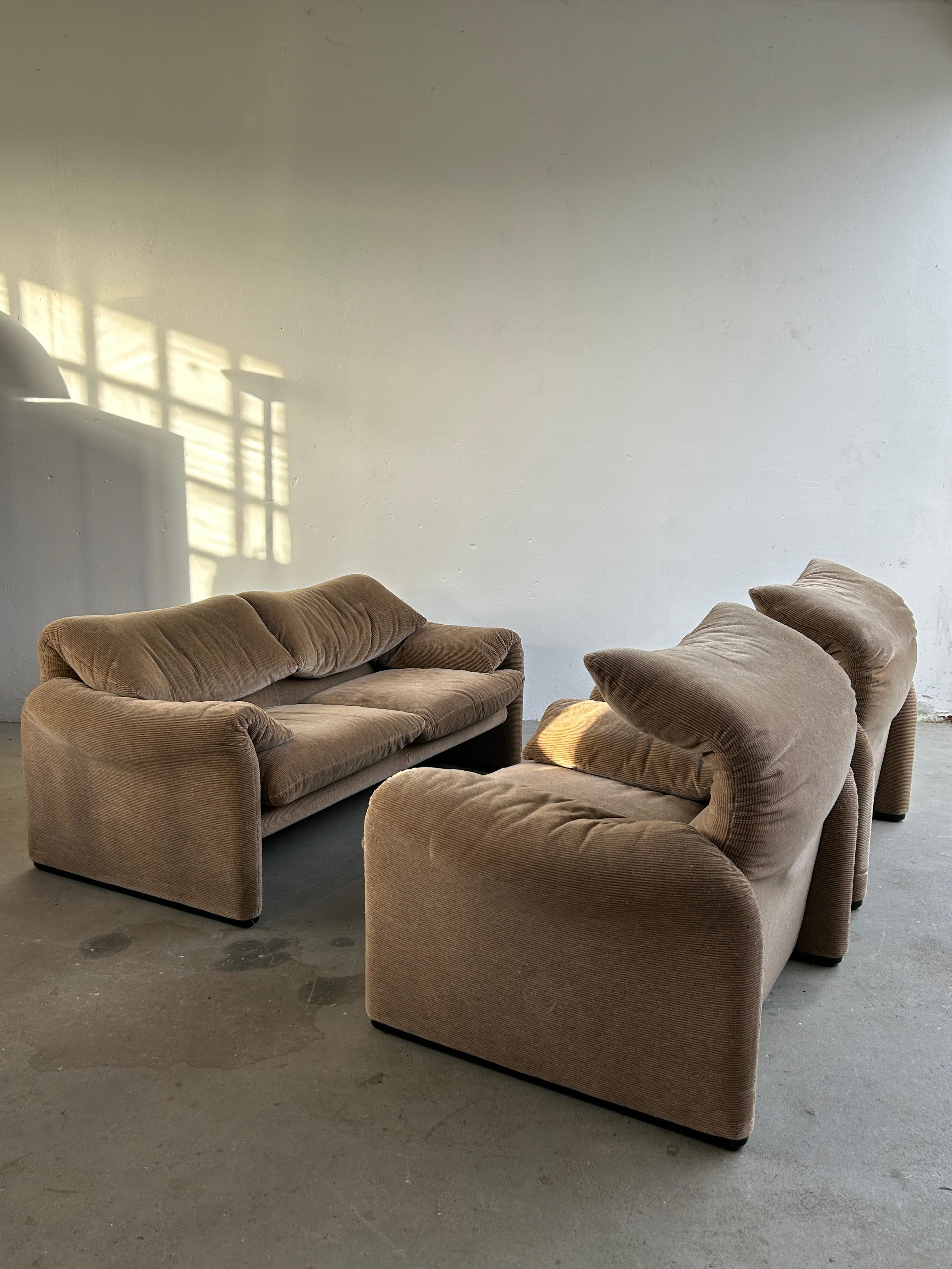 Very exciting and rare, 1970s original iconic 'Maralunga' set of two armchairs and a two-seater sofa, designed by Vico Magistretti for Cassina.
A rare and early production produced during the 1970s in Italy, in beige striped fabric.
Both the