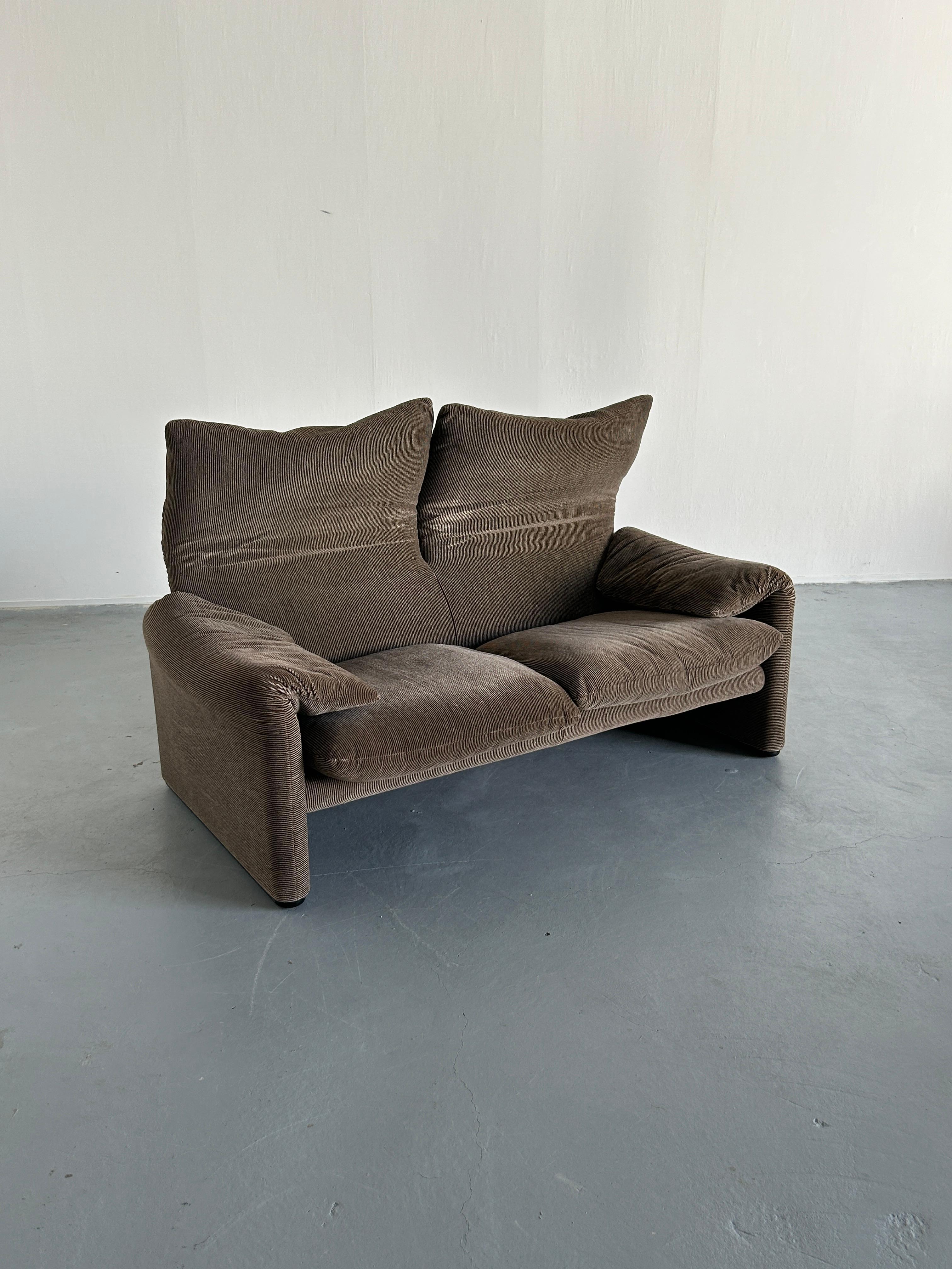 Mid-Century Modern Vintage 'Maralunga' Iconic Two-Seater Sofa by Vico Magistretti for Cassina, 70s