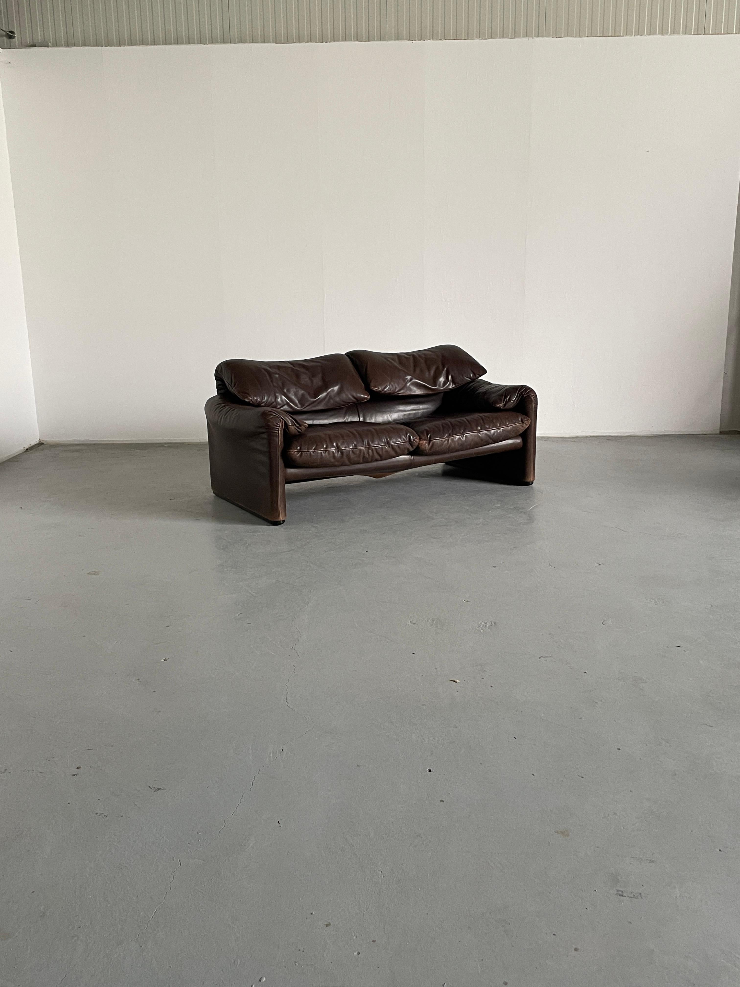 Very exciting and rare, 1970s original iconic 'Maralunga' two-seater sofa, designed by Vico Magistretti for Cassina.
Late 1970s original production in dark brown leather.

In very good used condition and very well preserved with expected signs of