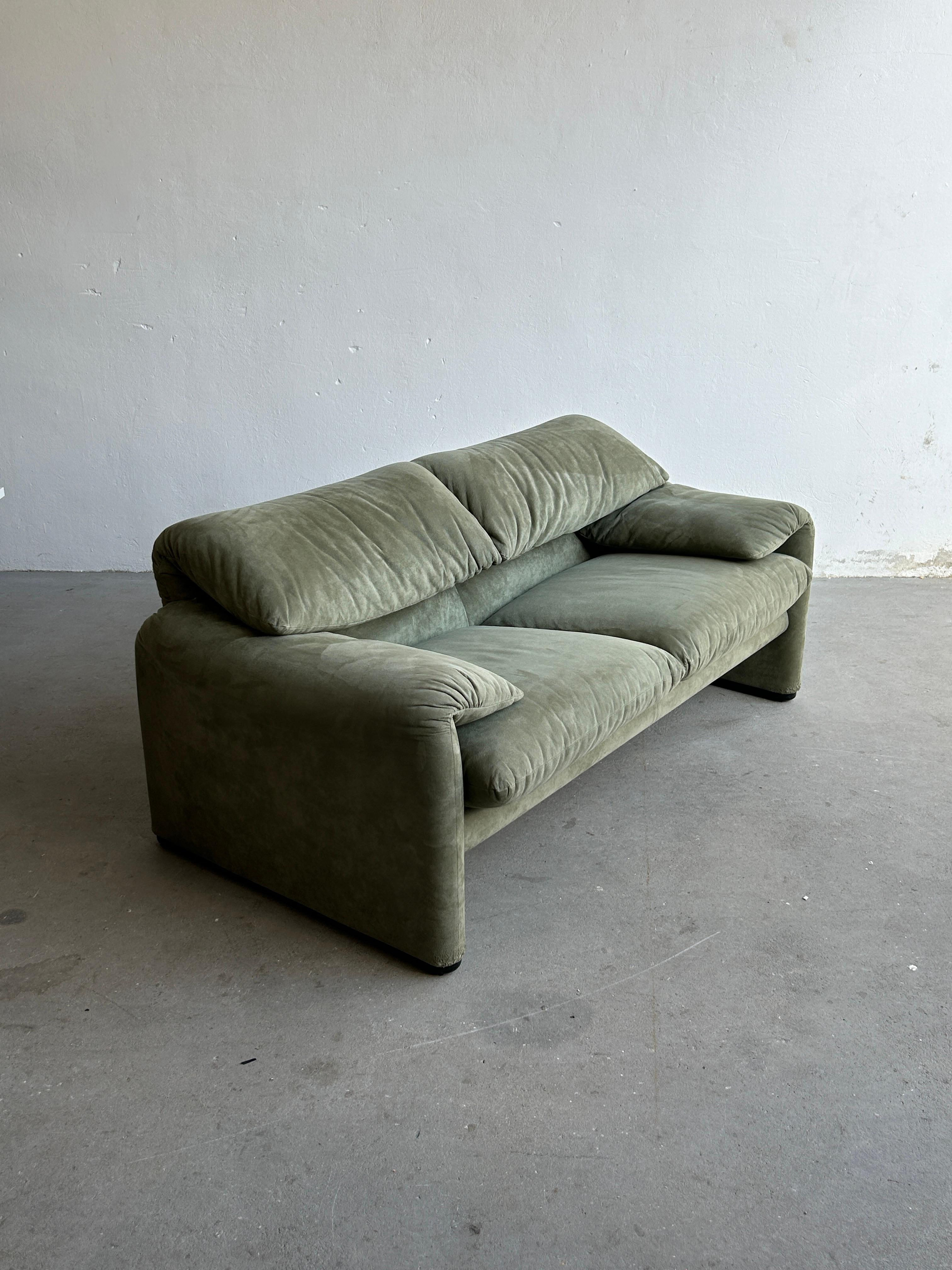 Very exciting and rare, 1970s designed original iconic 'Maralunga' two-seater sofa, designed by Vico Magistretti for Cassina.
Labeled with the original Cassina label.

Early 2000s production in green alcantara.

In very good used condition and