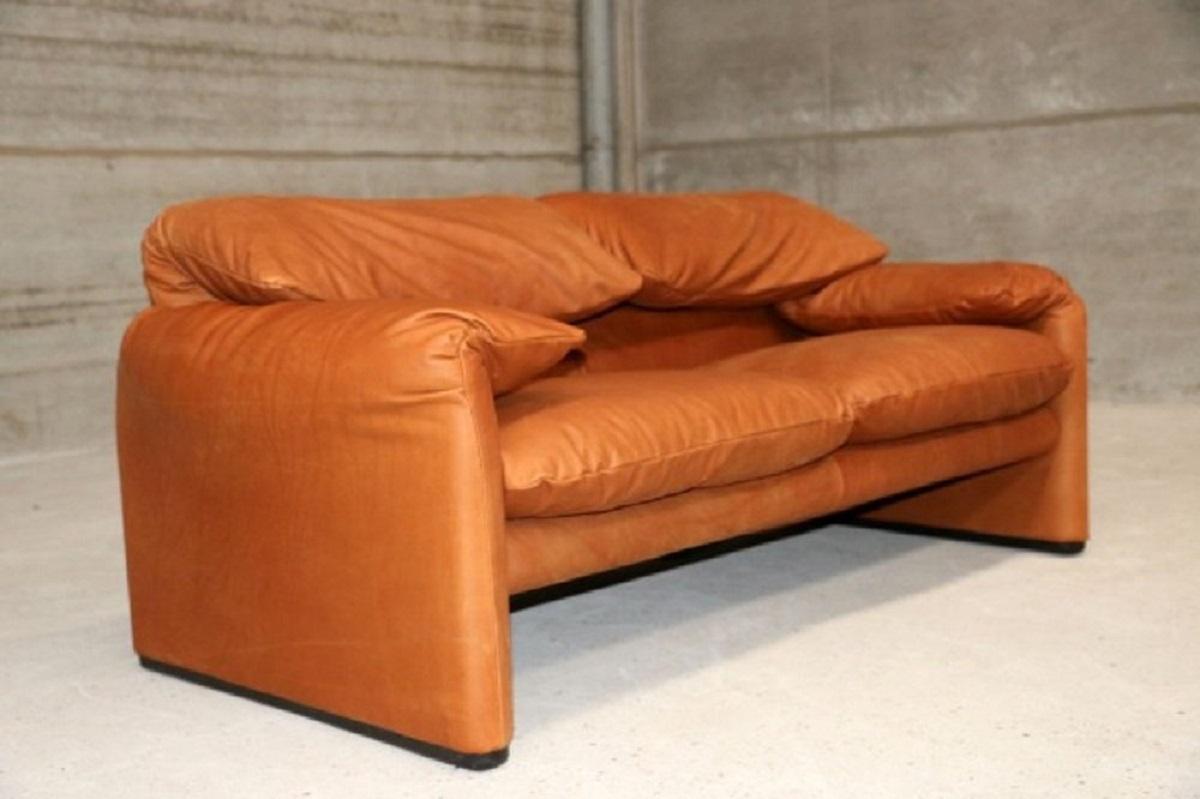 Mid-Century Modern Vintage Maralunga Two-Seat Sofa by Vico Magistretti for Cassina For Sale