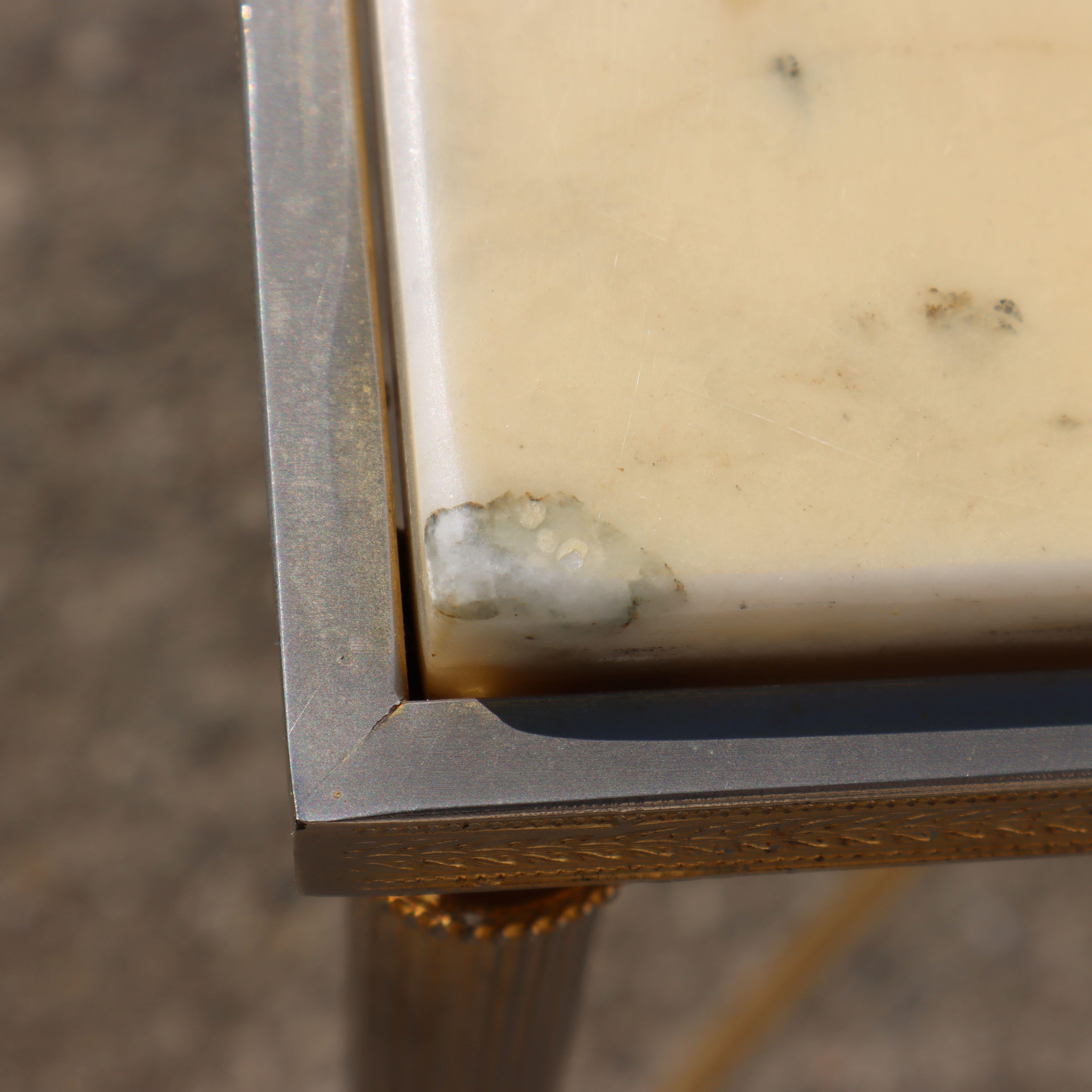 Table basse vintage en marbre et laiton - Table de salon - Style Régence - années 70 en vente 12
