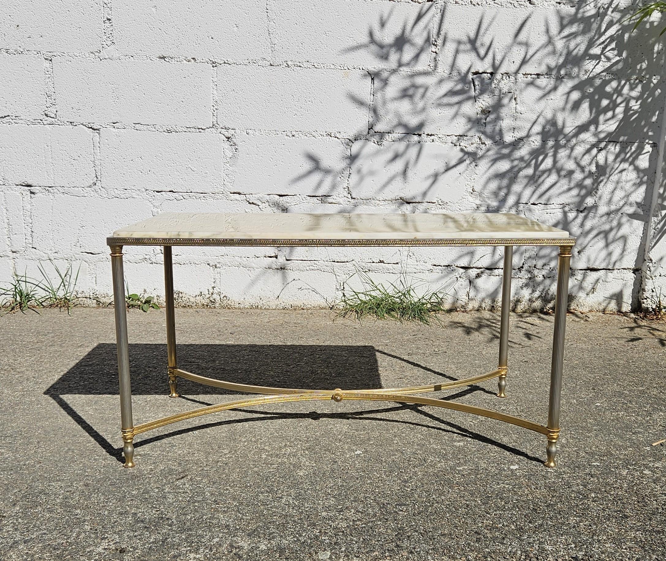 Table à Cocktail en Marbre Français Vintage Maison Jansen Style des années 70
Elegant Coffee Table Style - le Top-Light en marbre présente des motifs naturels dans un magnifique mélange de nuages délicats en blanc, beige, gris clair et