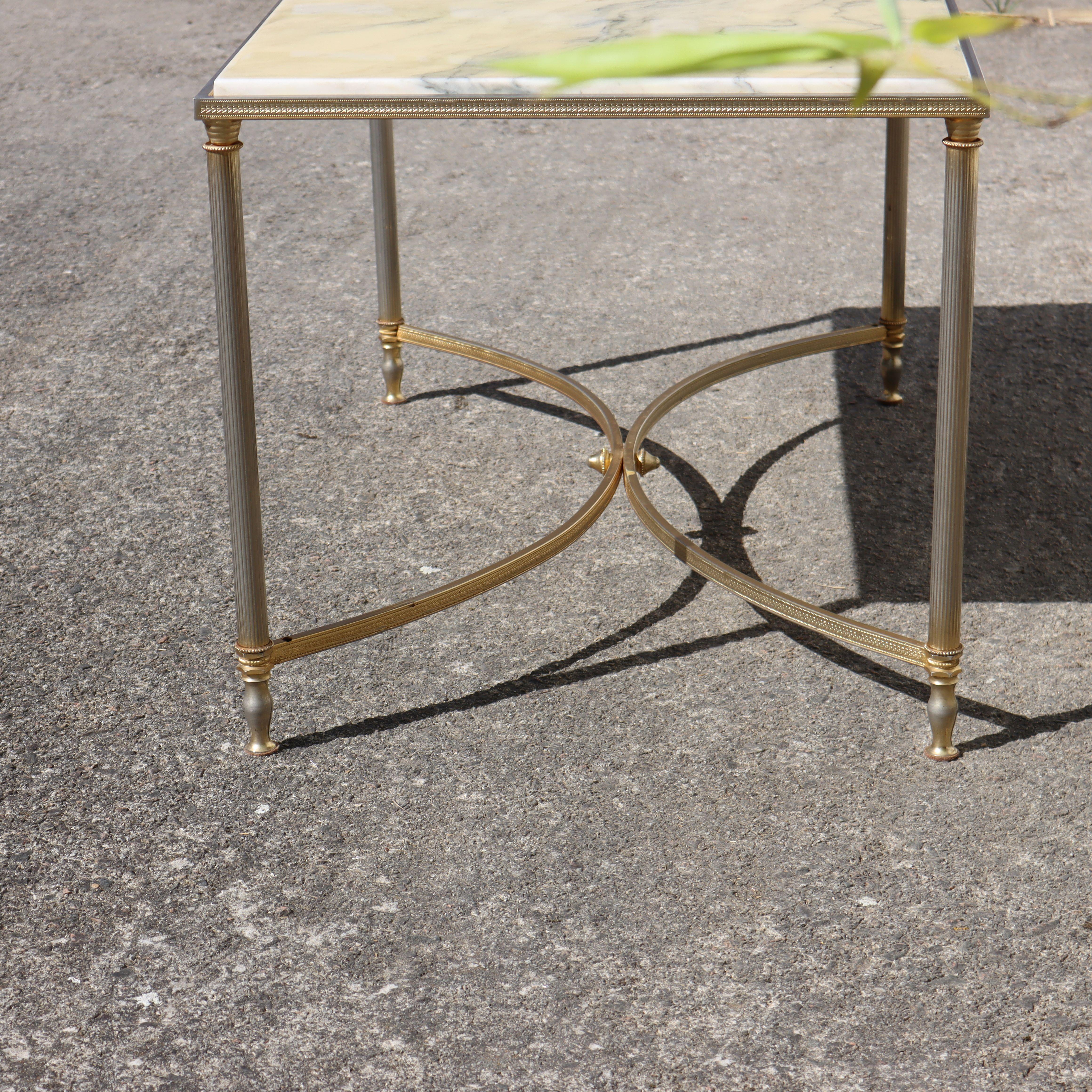 Métal Table basse vintage en marbre et laiton - Table de salon - Style Régence - années 70 en vente