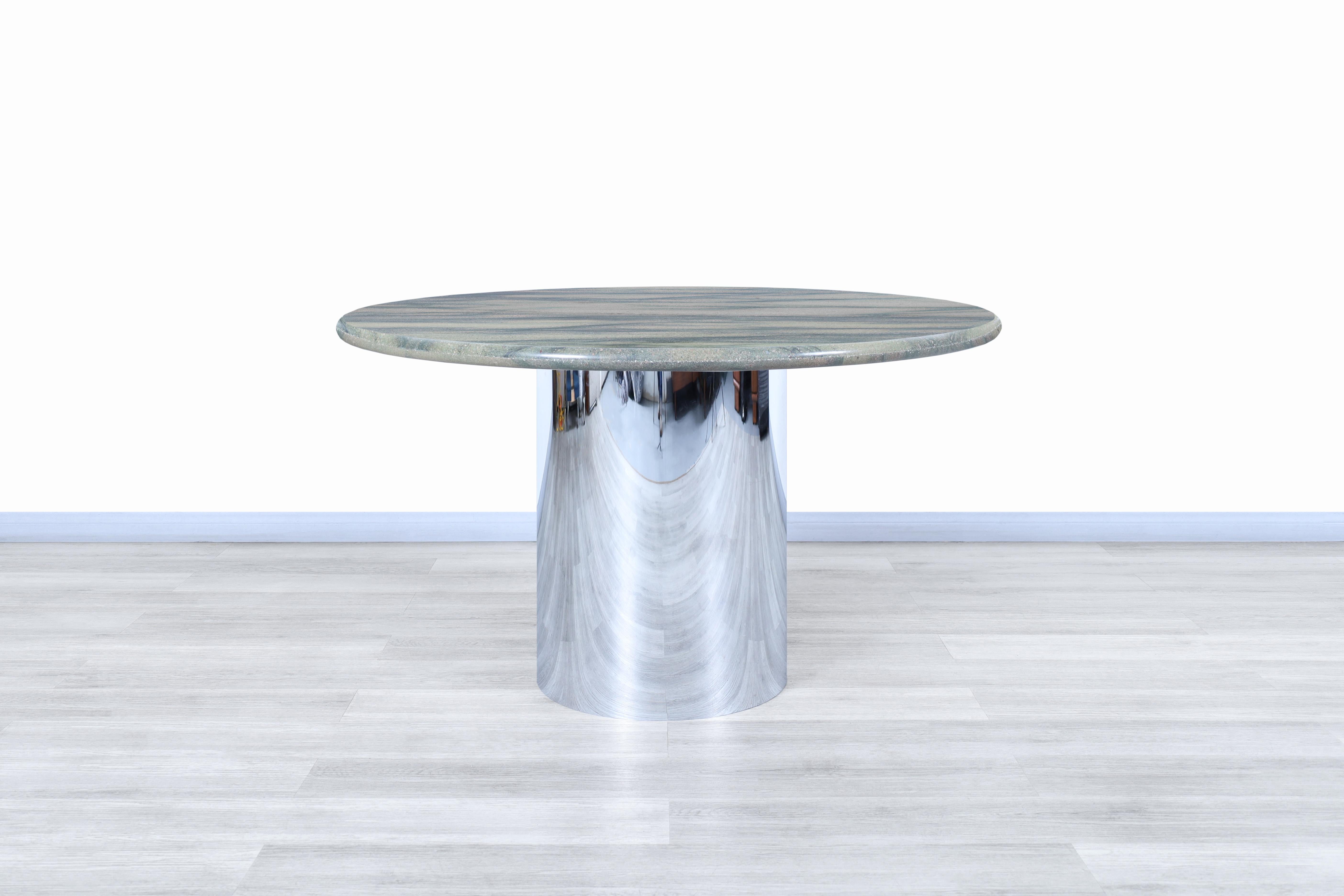 Merveilleuse table ronde vintage en marbre et en acier inoxydable, conçue et fabriquée aux États-Unis, vers les années 1980. Cette table présente un design moderne où le riche veinage distingue la plus haute qualité de marbre utilisée dans la