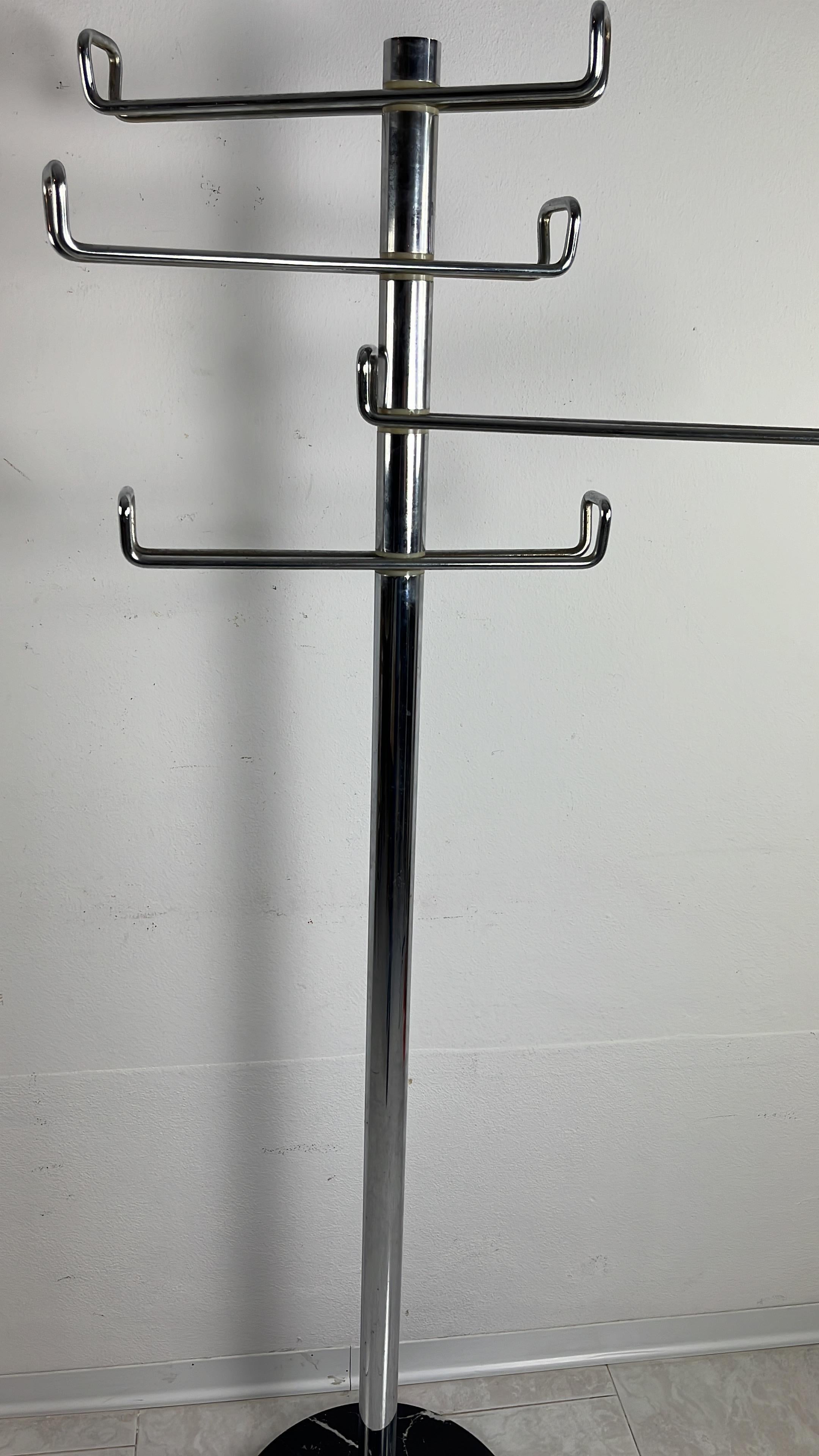 Vintage marble and steel column coat rack, Italian design 1970s.
Adjustable arms, in extension the diameter reaches 75 cm.
Intact and in good condition, small signs of aging.