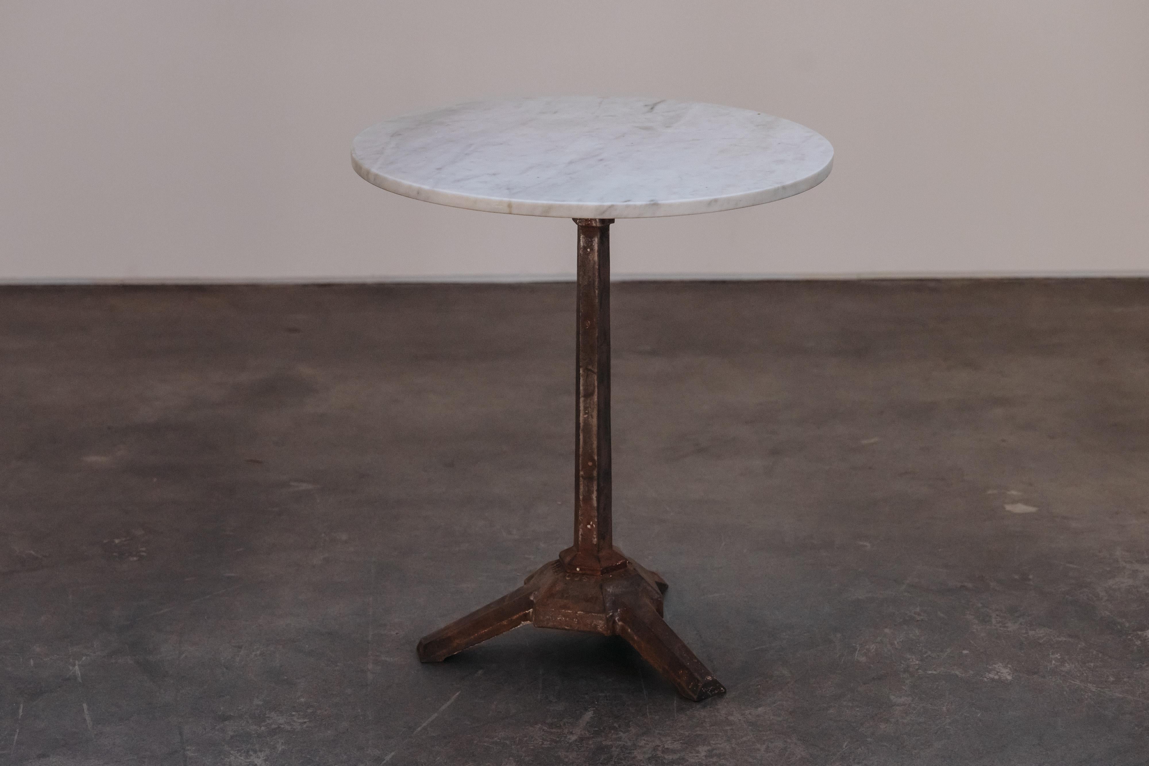 Vintage Marmor Bistro Tisch aus Frankreich, CIRCA 1940.  Massive Marmorplatte auf einem Stahlsockel mit der Aufschrift Lyon France.  Großartige Patina und Verwendung.