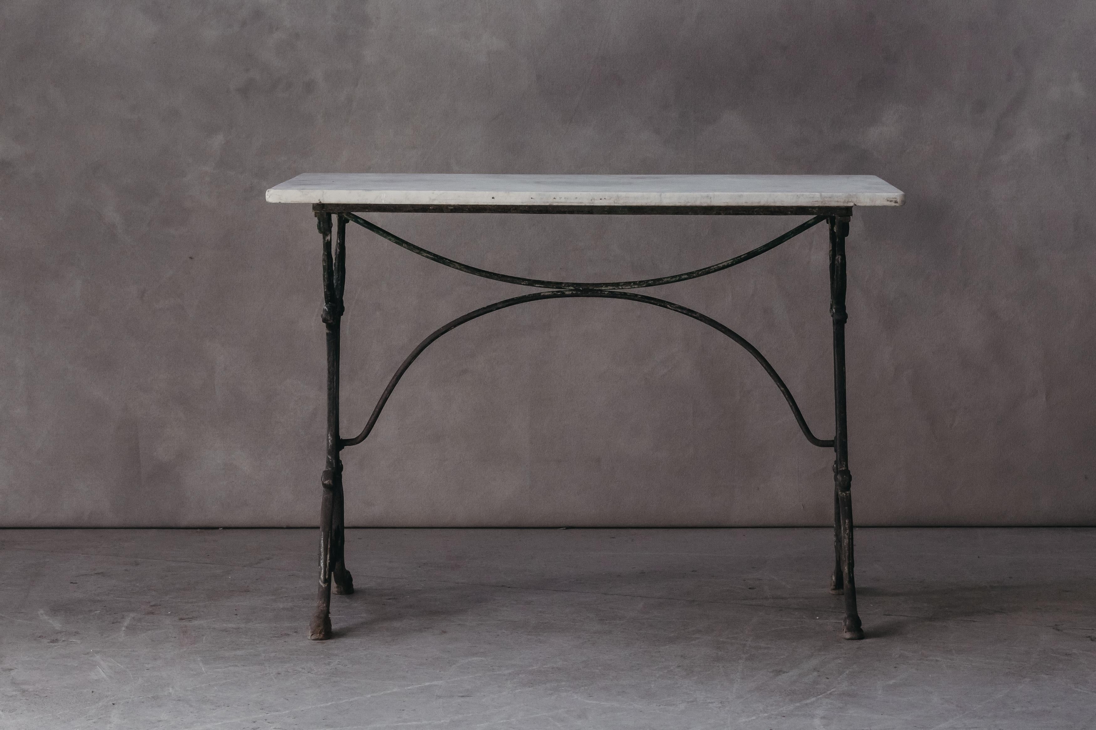 Table de bistrot vintage en marbre de France, circa 1950. Plateau d'origine en marbre blanc sur base en anion. Belle patine d'origine.

Nous préférons parler directement avec nos clients. Si vous avez des questions ou si vous voulez en savoir