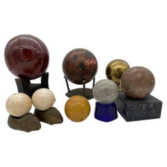 Collezione di sfere vintage in marmo, ottone, resina e vetro con supporto