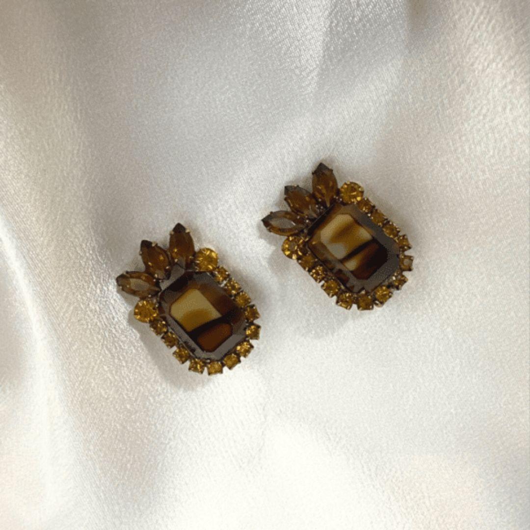 Vintage Marble Brown Glass and Champagne Color Rhinestone Clip on Earrings  In Excellent Condition For Sale In Jacksonville, FL