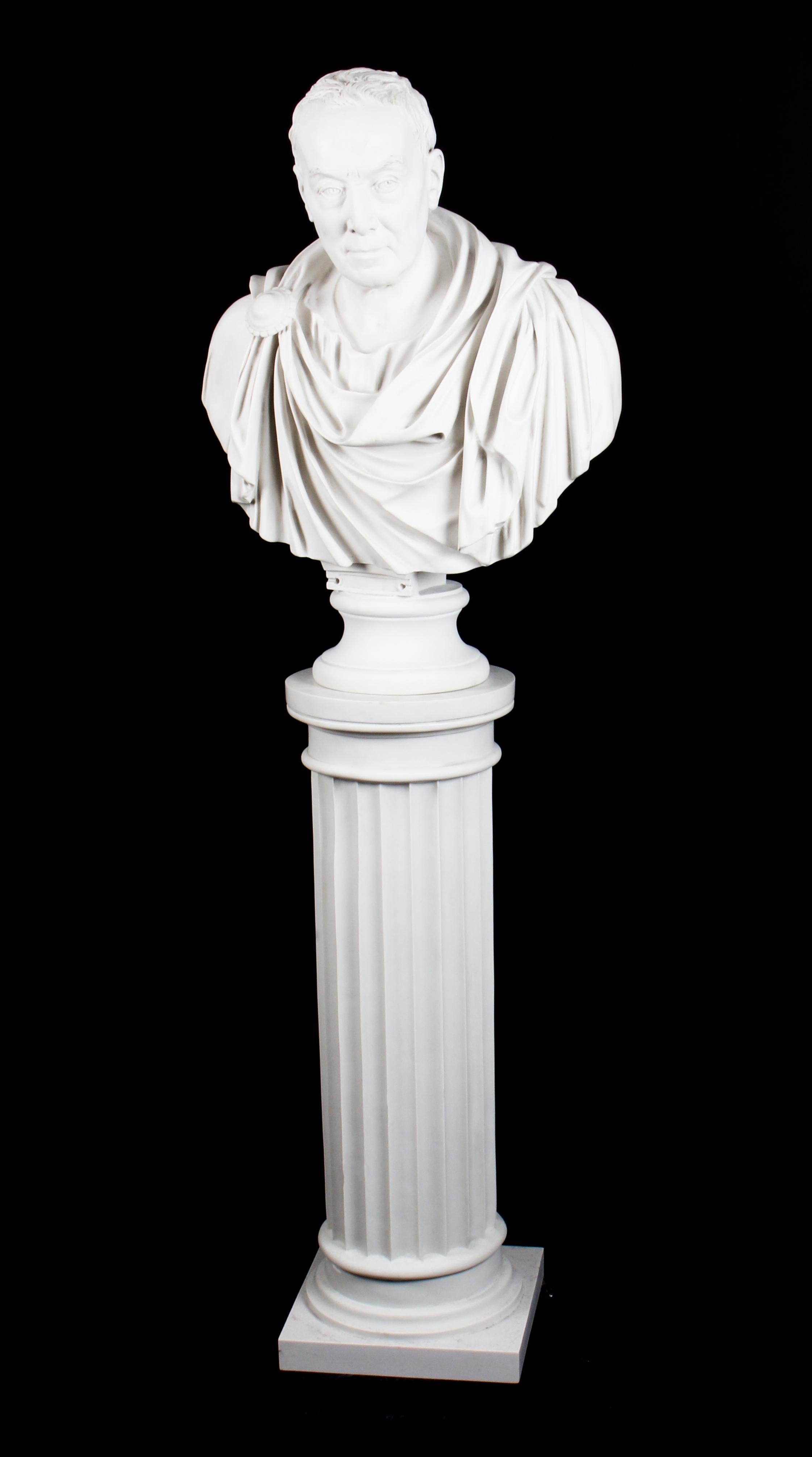 A beautifully sculpted vintage marble bust on pedestal of the famous Roman Statesman Julius Caesar dating from the last quarter of the 20th century. 

He is wearing a flowing toga with a fibulae or broach holding it in place, on a matching elegant