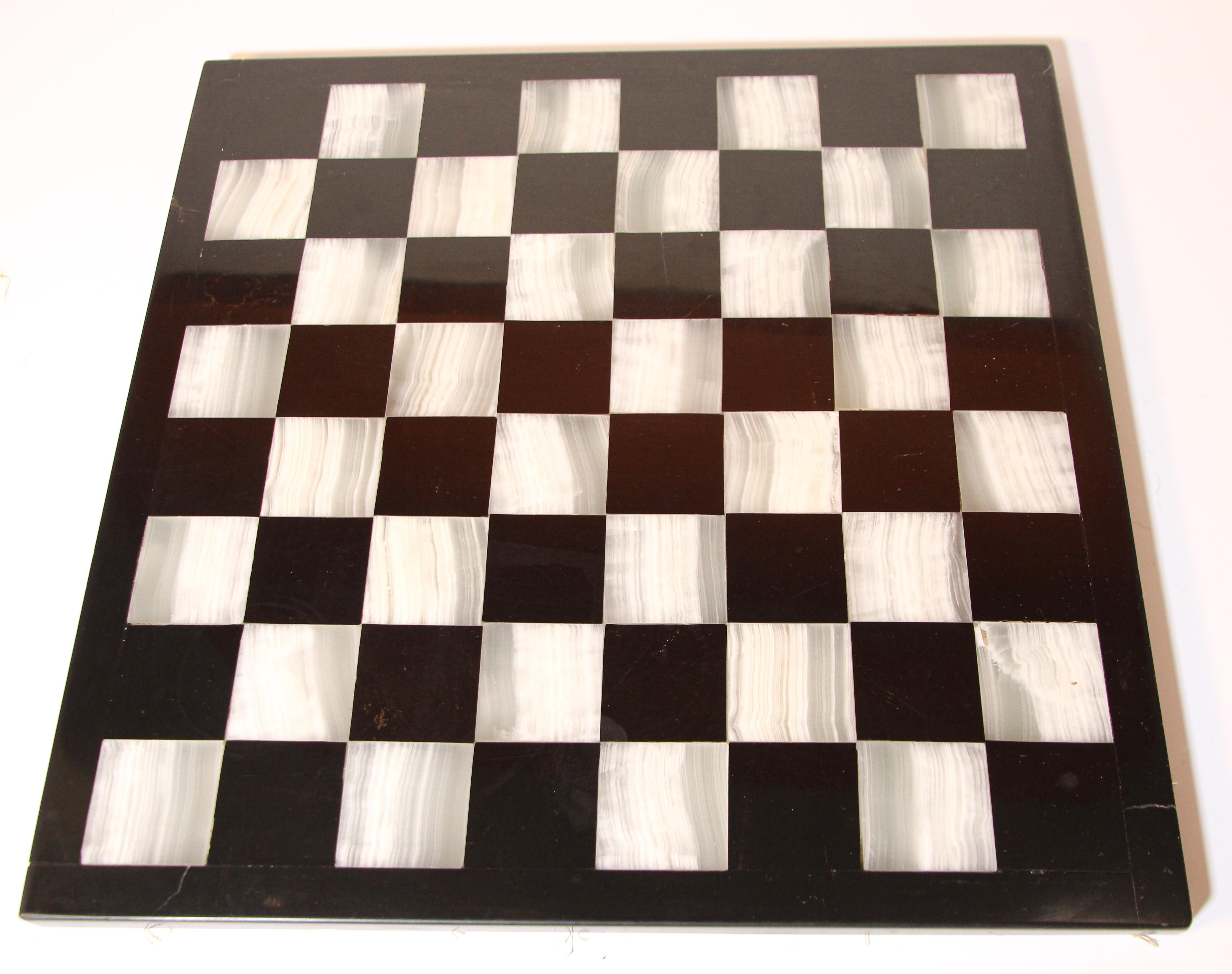 Vintage Marble Chess Board with Hand Carved Black and White Onyx Chess Pieces 2