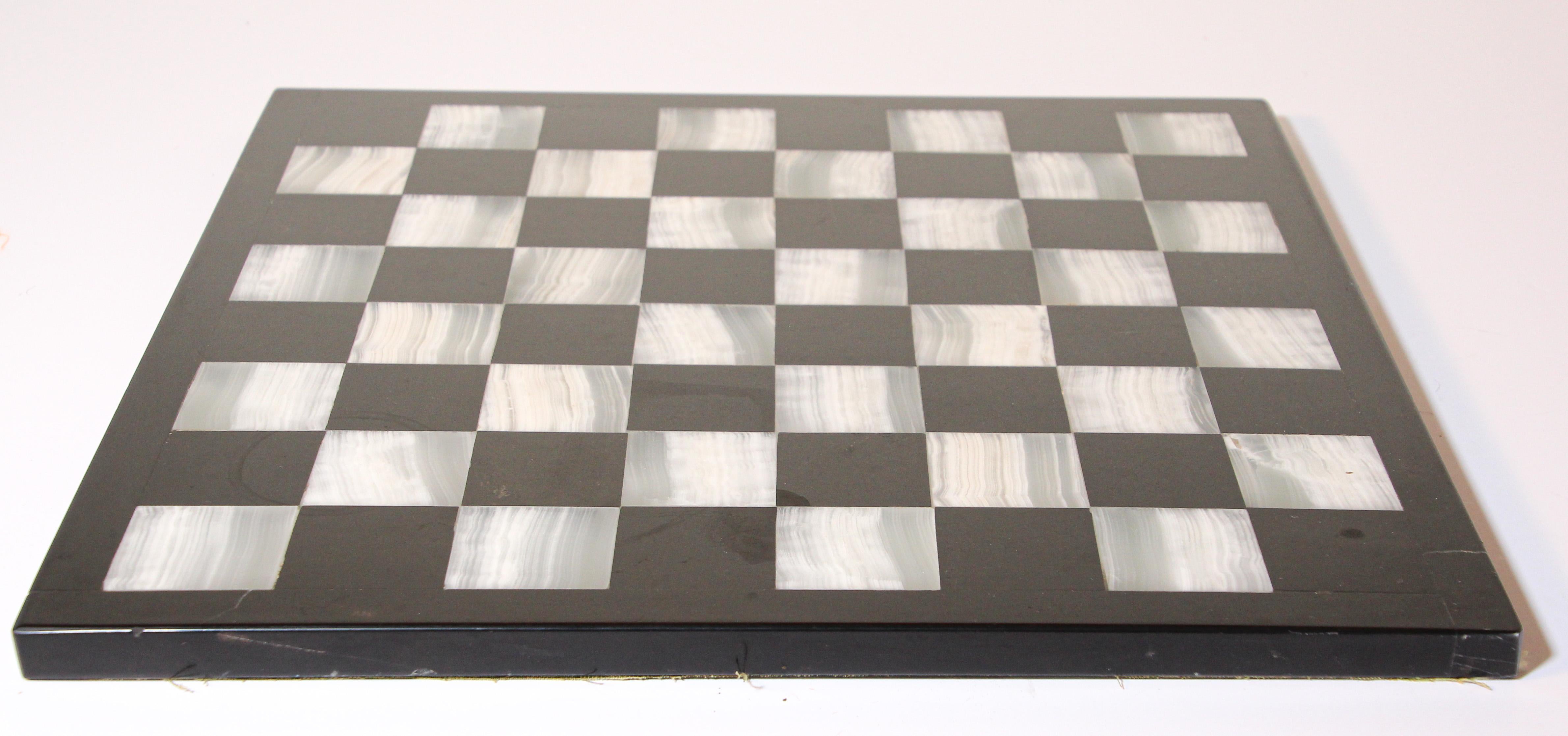 Vintage Marble Chess Board with Hand Carved Black and White Onyx Chess Pieces 3