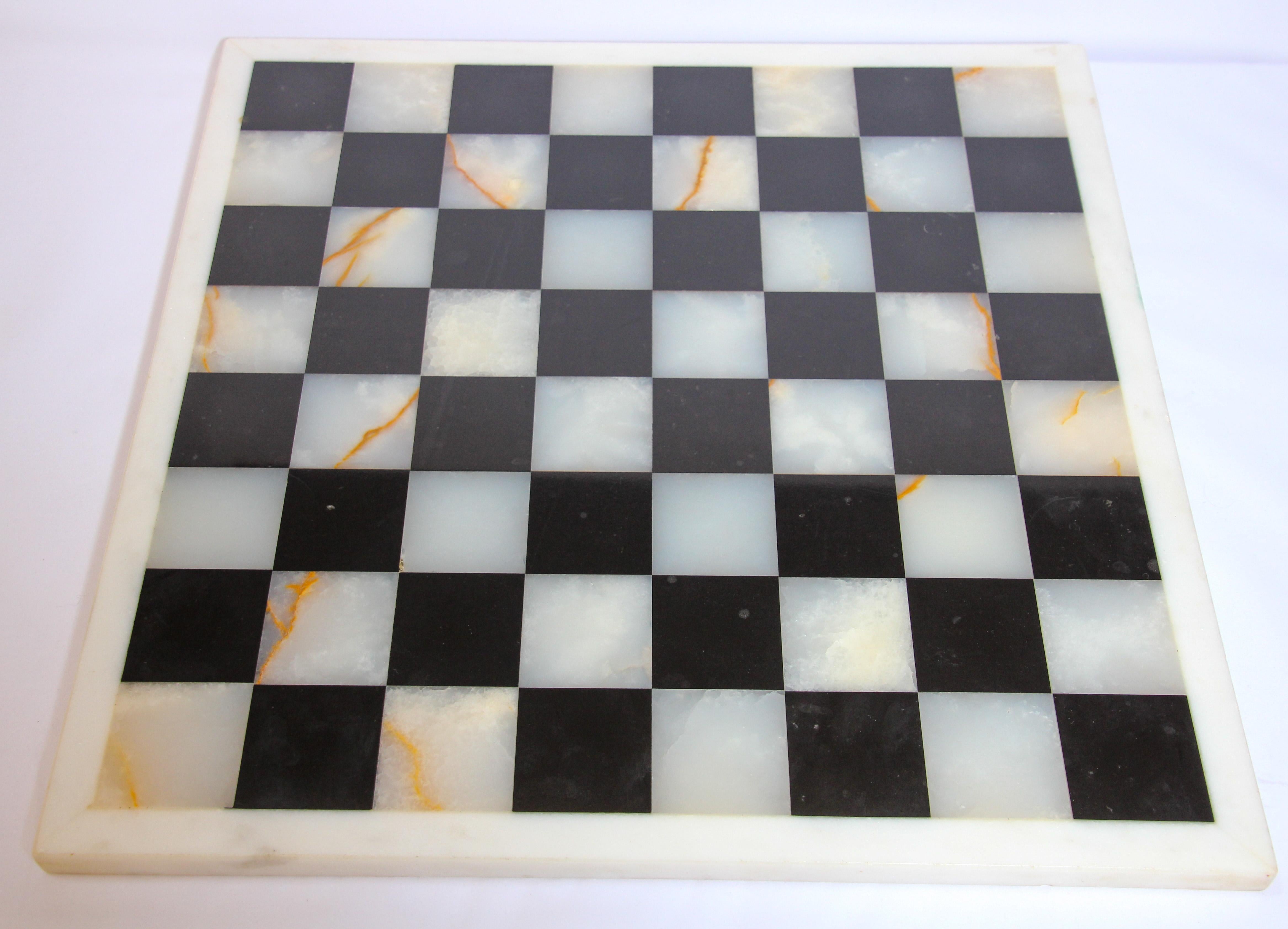 Vintage Marble Chess Board with Hand Carved Black and White Onyx Chess Pieces In Good Condition In North Hollywood, CA