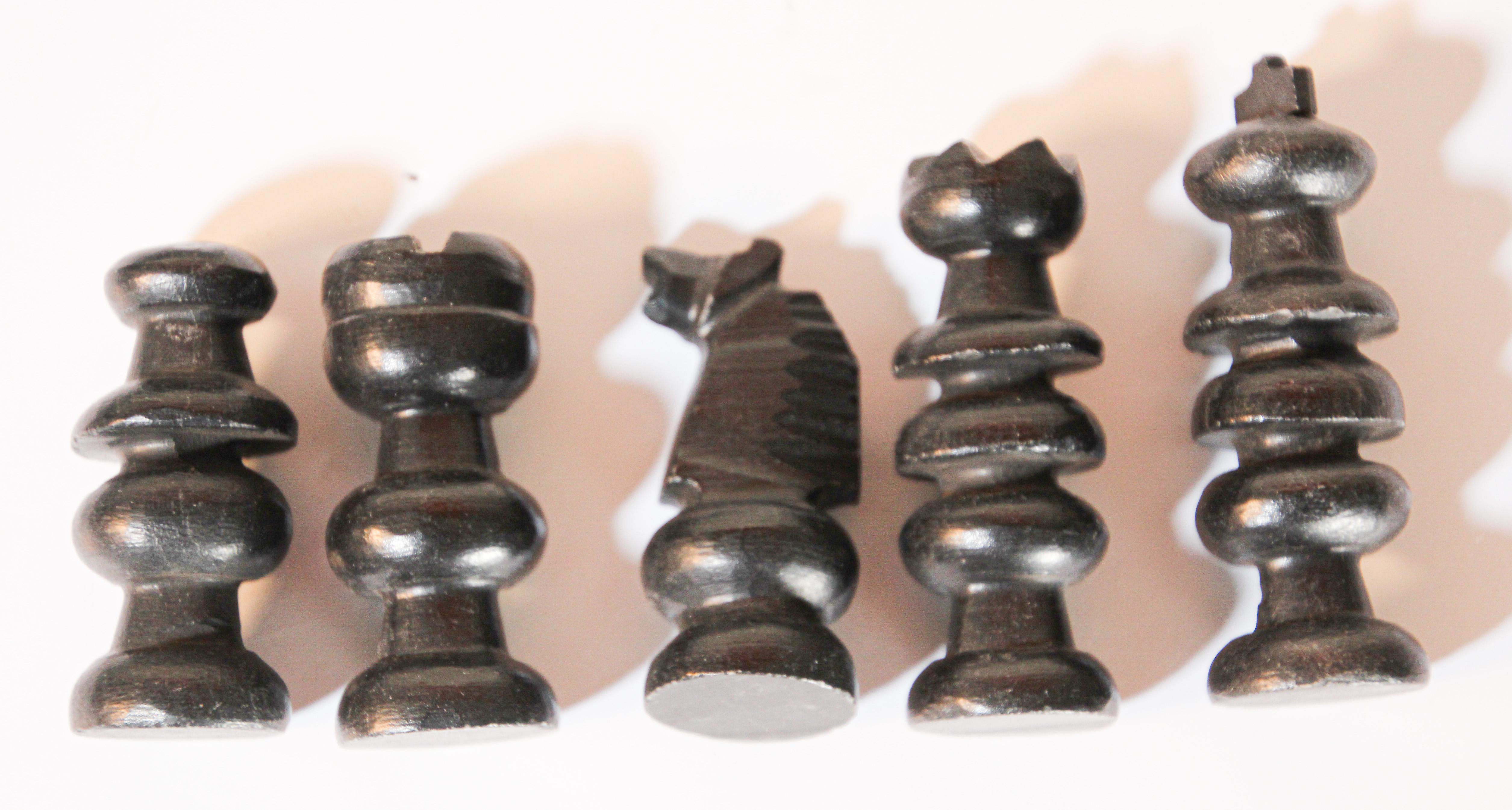 Vintage Marble Chess Board with Hand Carved Black and White Onyx Chess Pieces In Good Condition In North Hollywood, CA