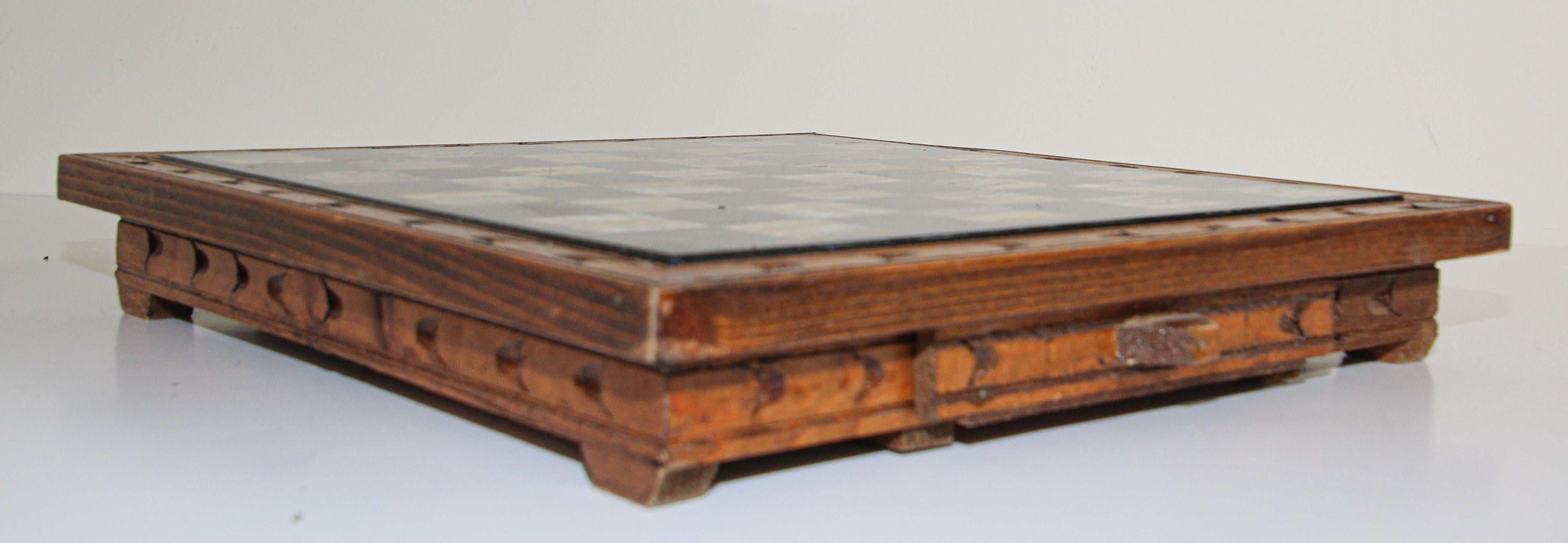 Vintage Marble Chess Board with Hand Carved Black and White Onyx Chess Pieces In Good Condition In North Hollywood, CA