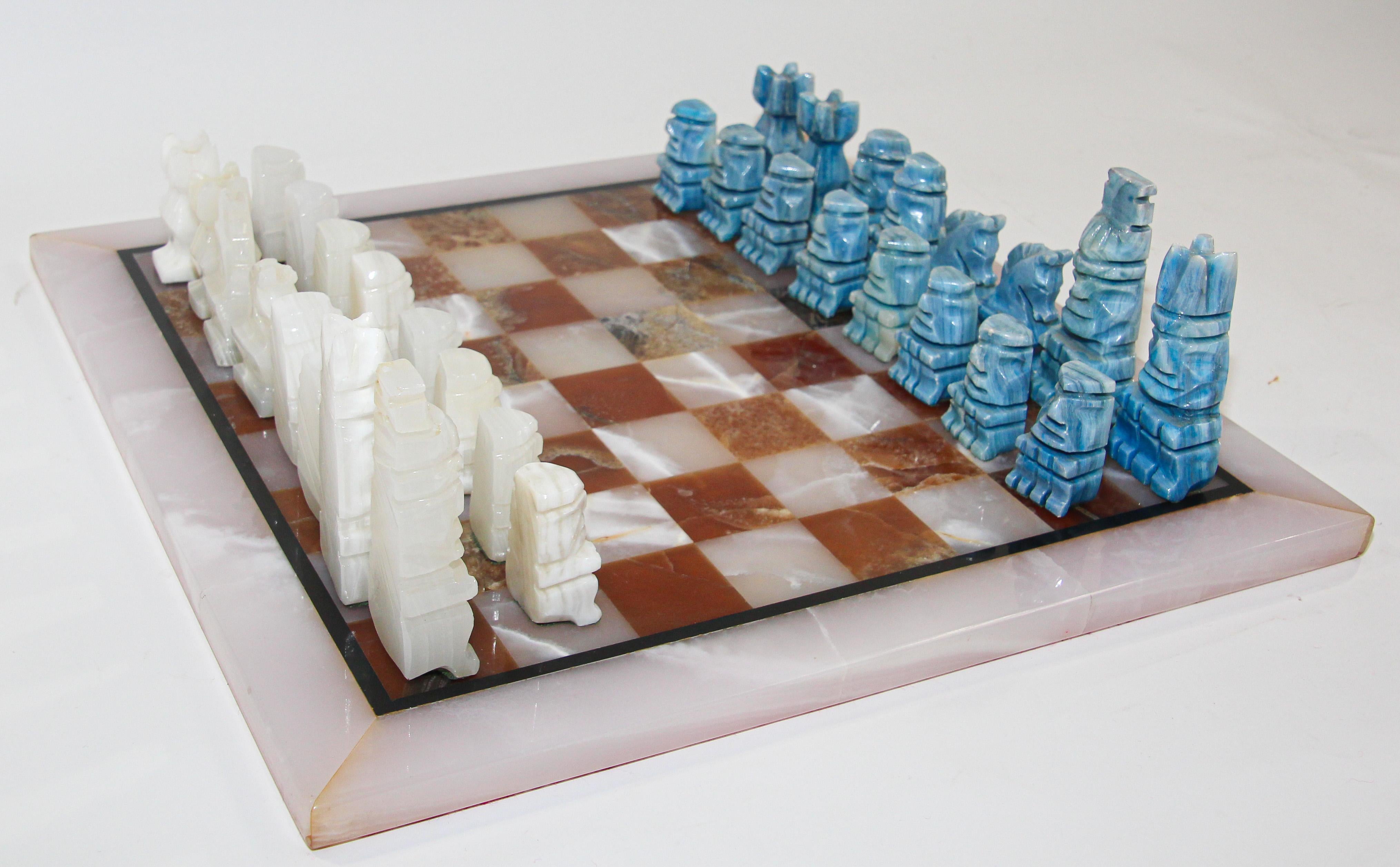 Vintage mid 20th century Mexican stone marble chess set complete board in white and brown marble with elaborately hand carved turquoise and white chess pieces
The stone chess set game contains all its hand crafted onyx pieces that are beautifully