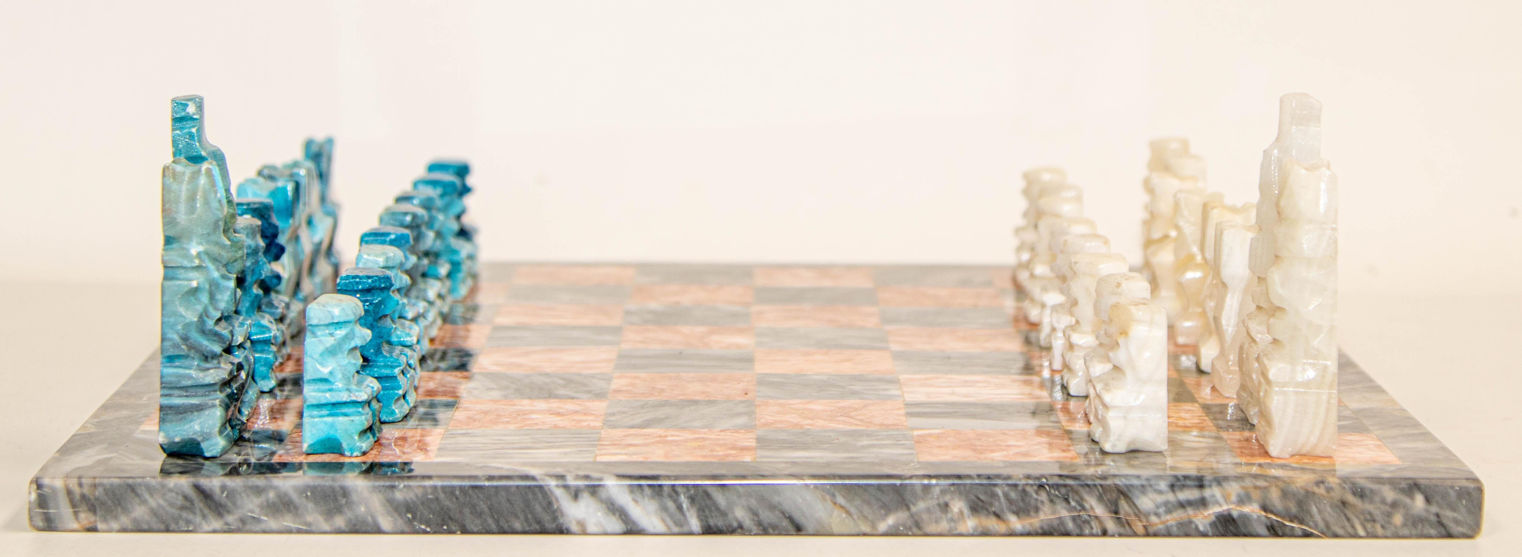 Ensemble d'échecs en marbre vintage avec pièces en onyx blanc et turquoise sculptées à la main en vente 3