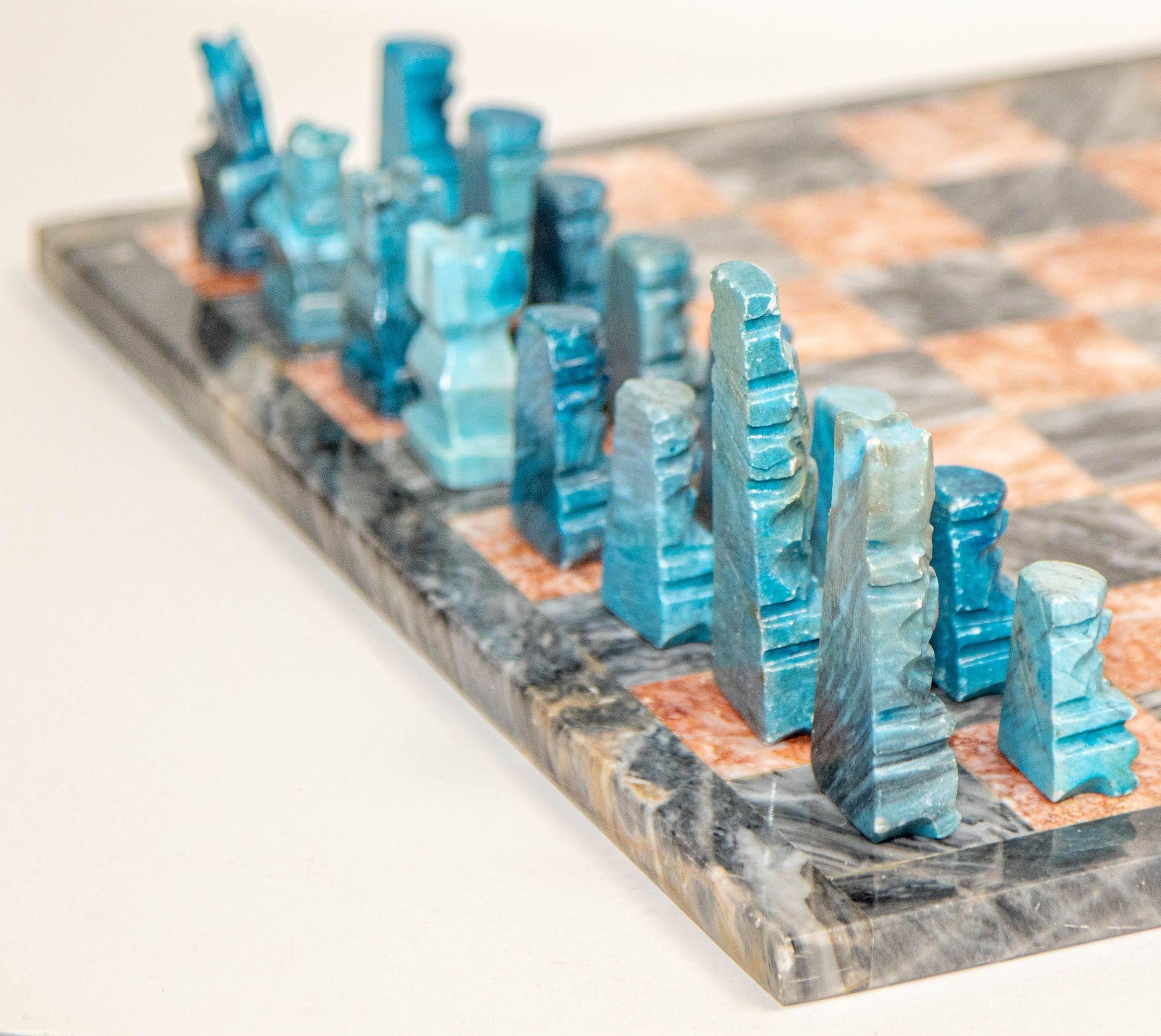Ensemble d'échecs en marbre vintage avec pièces en onyx blanc et turquoise sculptées à la main en vente 2