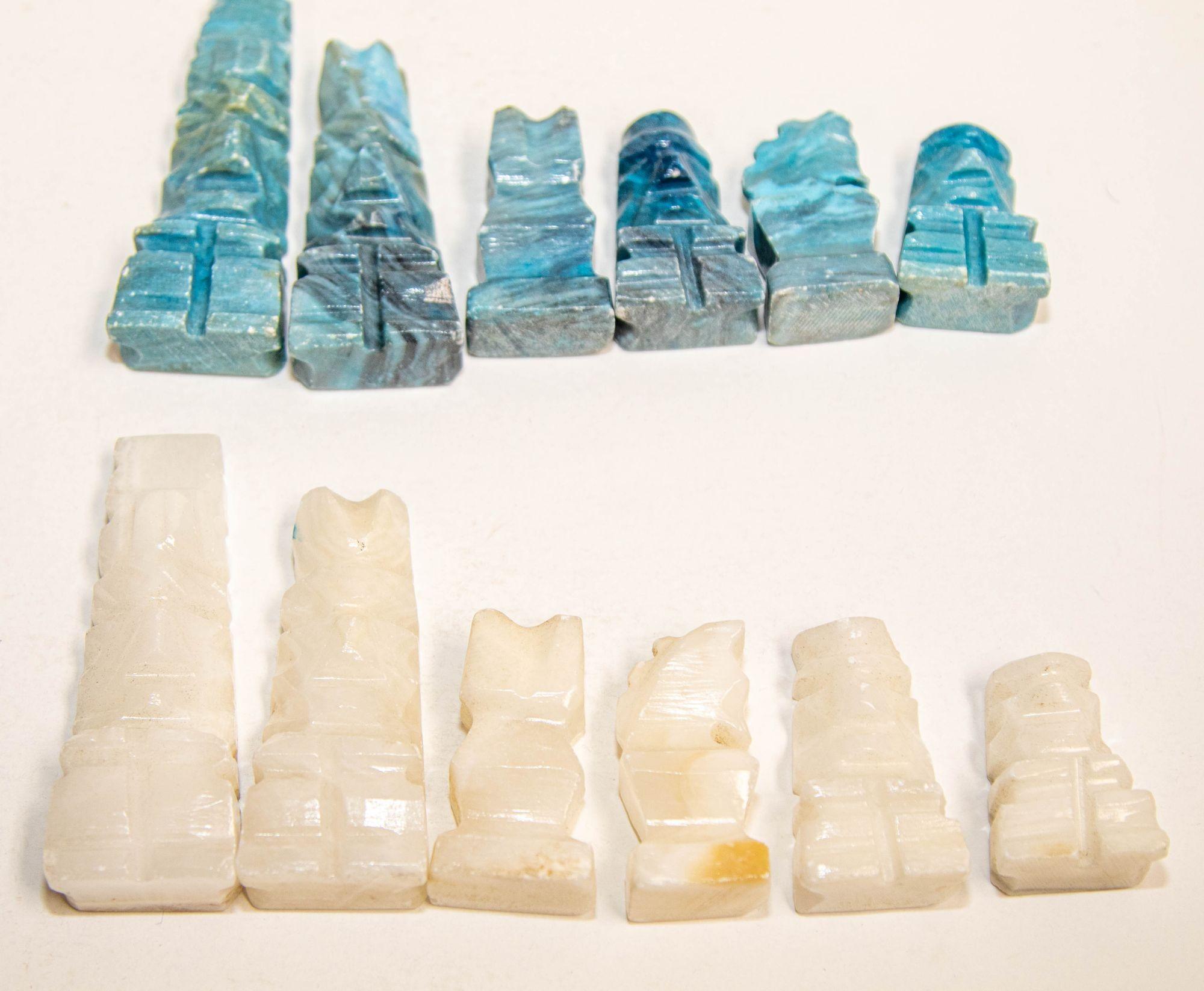 Onyx Ensemble d'échecs en marbre vintage avec pièces en onyx blanc et turquoise sculptées à la main en vente