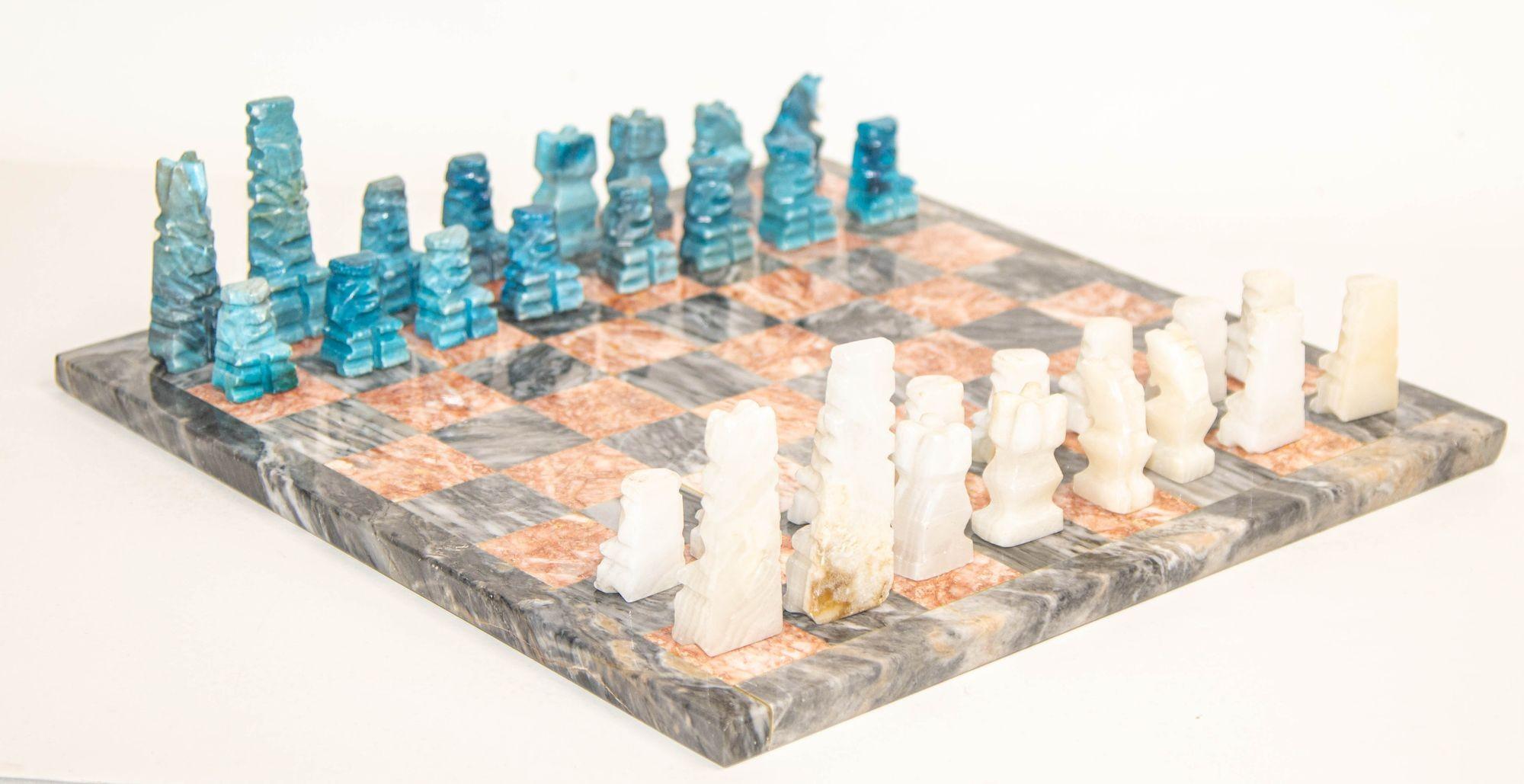 Mid-Century Modern Ensemble d'échecs en marbre vintage avec pièces en onyx blanc et turquoise sculptées à la main en vente