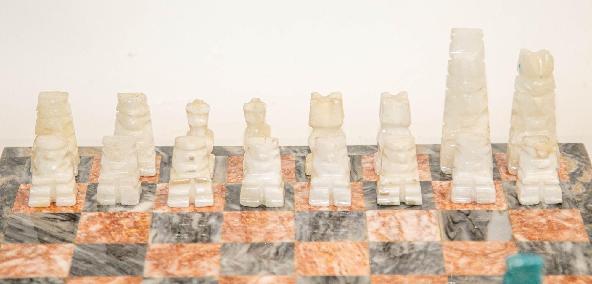 Mexicain Ensemble d'échecs en marbre vintage avec pièces en onyx blanc et turquoise sculptées à la main en vente