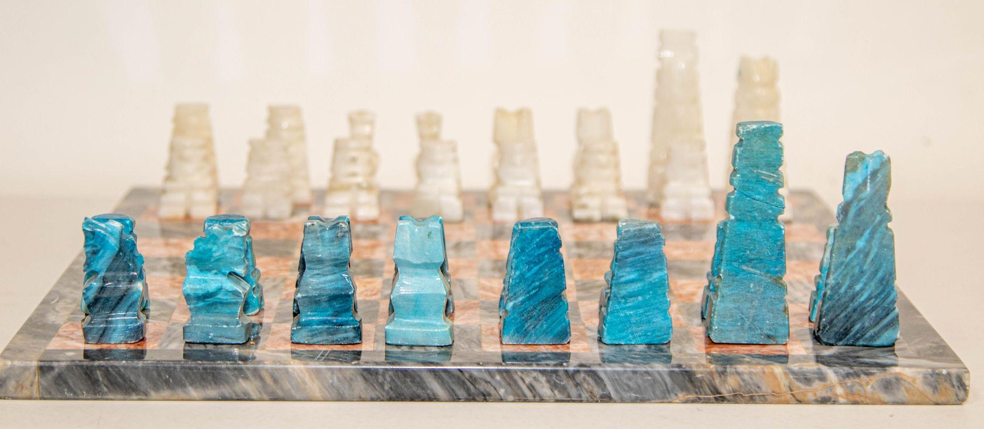 Ensemble d'échecs en marbre vintage avec pièces en onyx blanc et turquoise sculptées à la main Bon état - En vente à North Hollywood, CA