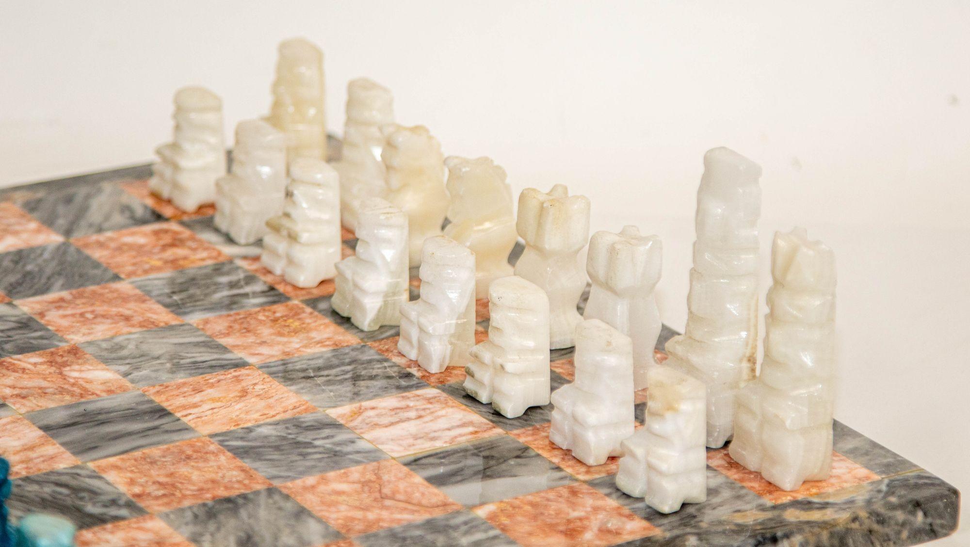 20ième siècle Ensemble d'échecs en marbre vintage avec pièces en onyx blanc et turquoise sculptées à la main en vente