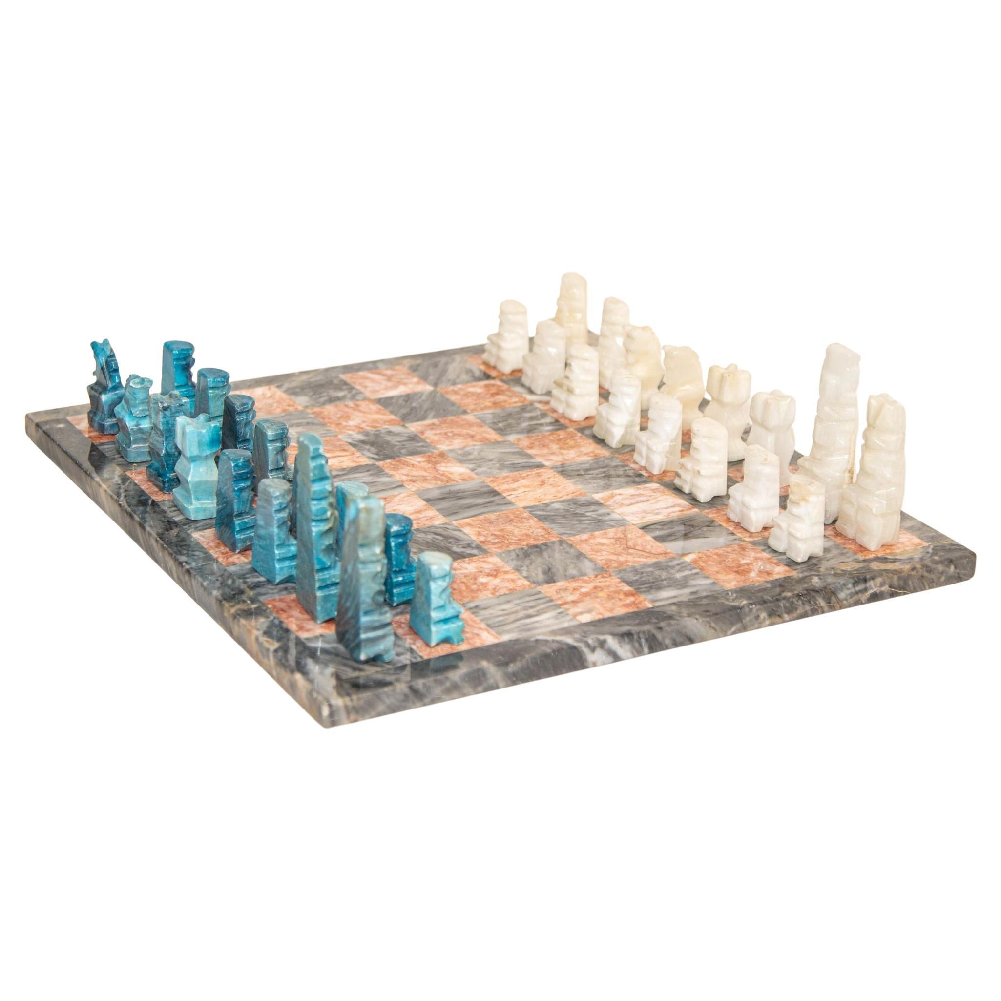 Ensemble d'échecs en marbre vintage avec pièces en onyx blanc et turquoise sculptées à la main