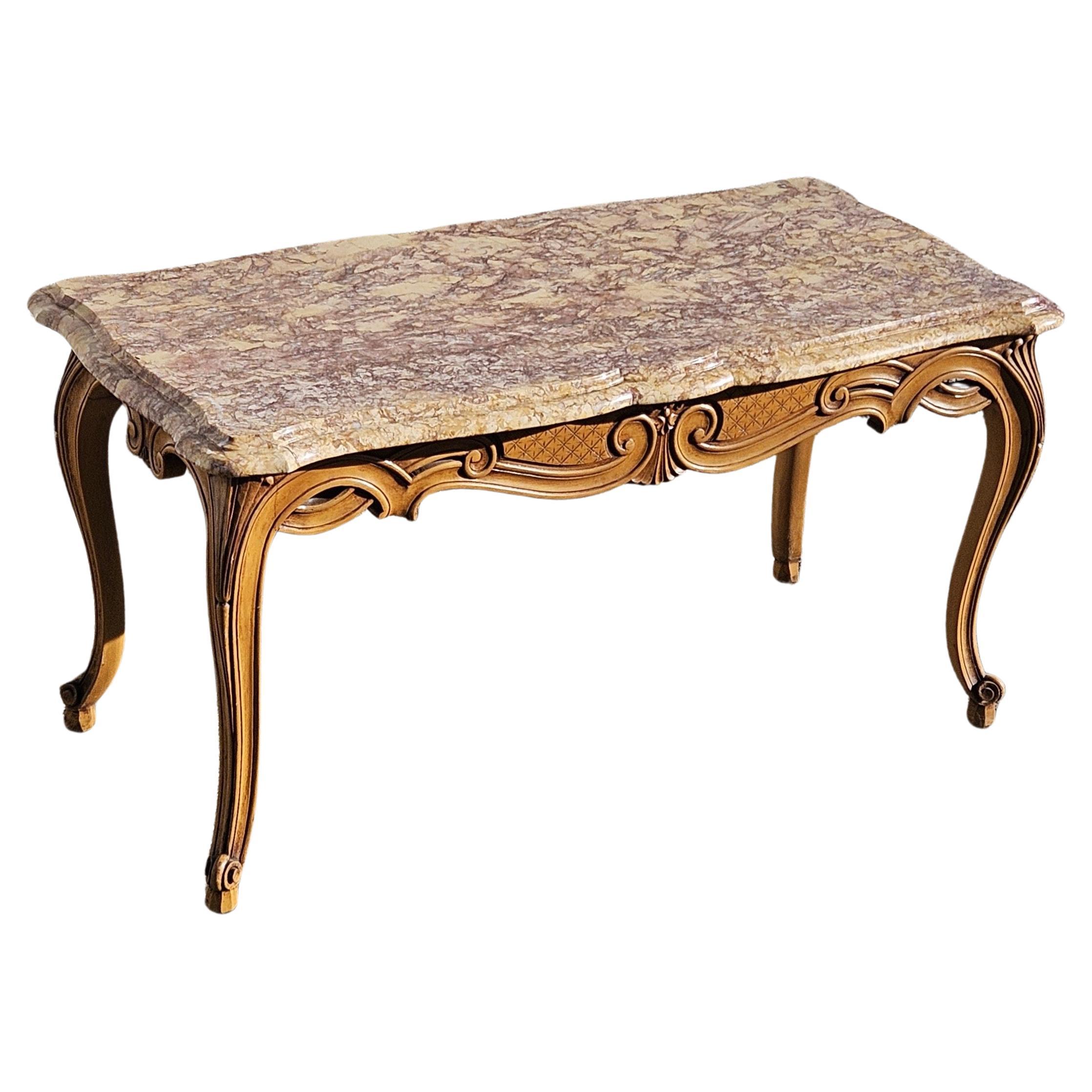 Elegante Mesa de Centro Estilo Luis XV en Madera de Fresno tallada con Preciosa Tapa de Mármol.
Encimera de mármol macizo con un extravagante juego de colores -rosa burdeos, caramelo, ocre, beige, gris- con un elaborado borde cortado en facetas de 3