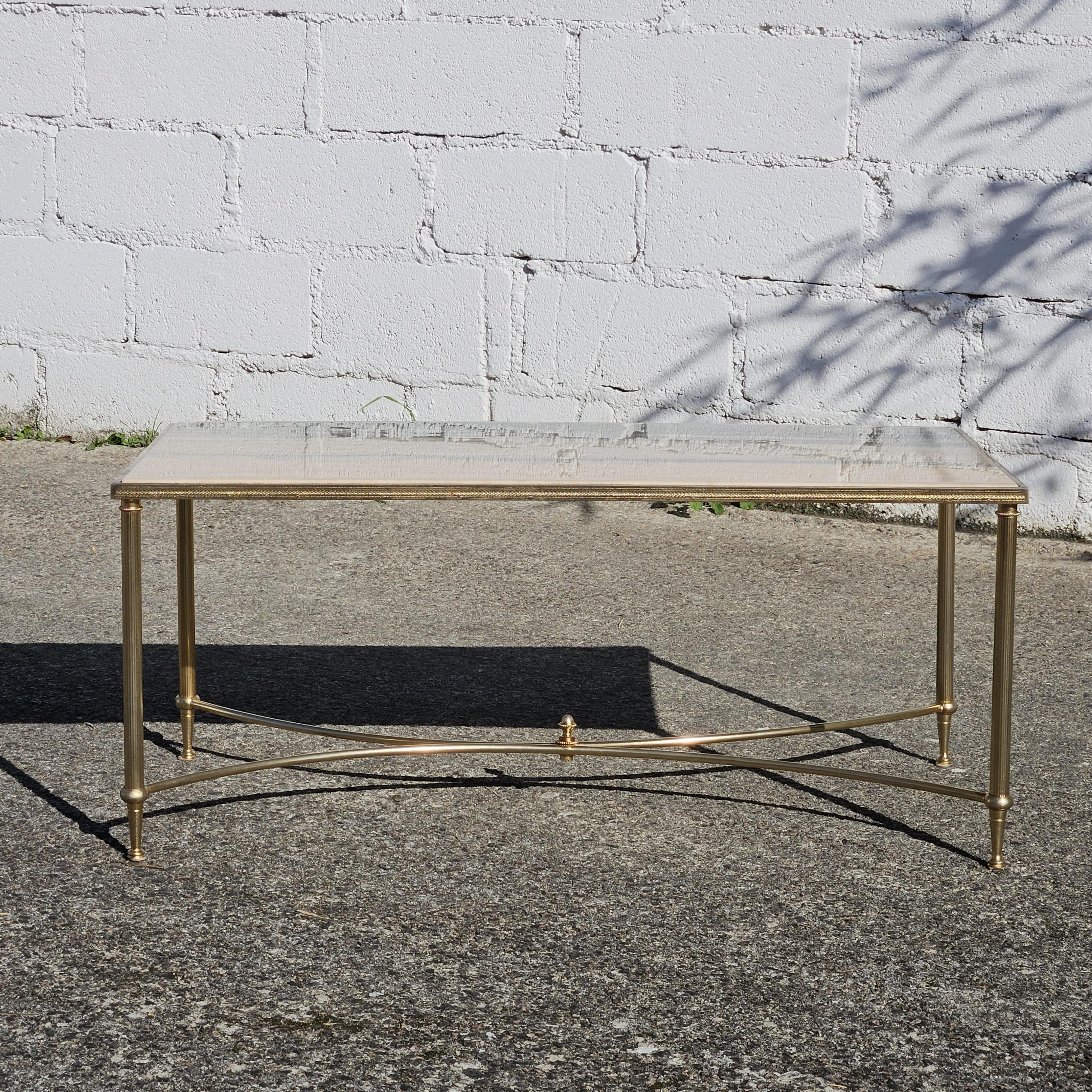 Mesa de cóctel de mármol francesa vintage Maison Jansen - Estilo Hollywood Regency de los años 70
Elegante estilo de mesa de centro: el tablero de mármol se presenta con motivos naturales en una hermosa mezcla de delicadas nubes en beige, rosa,