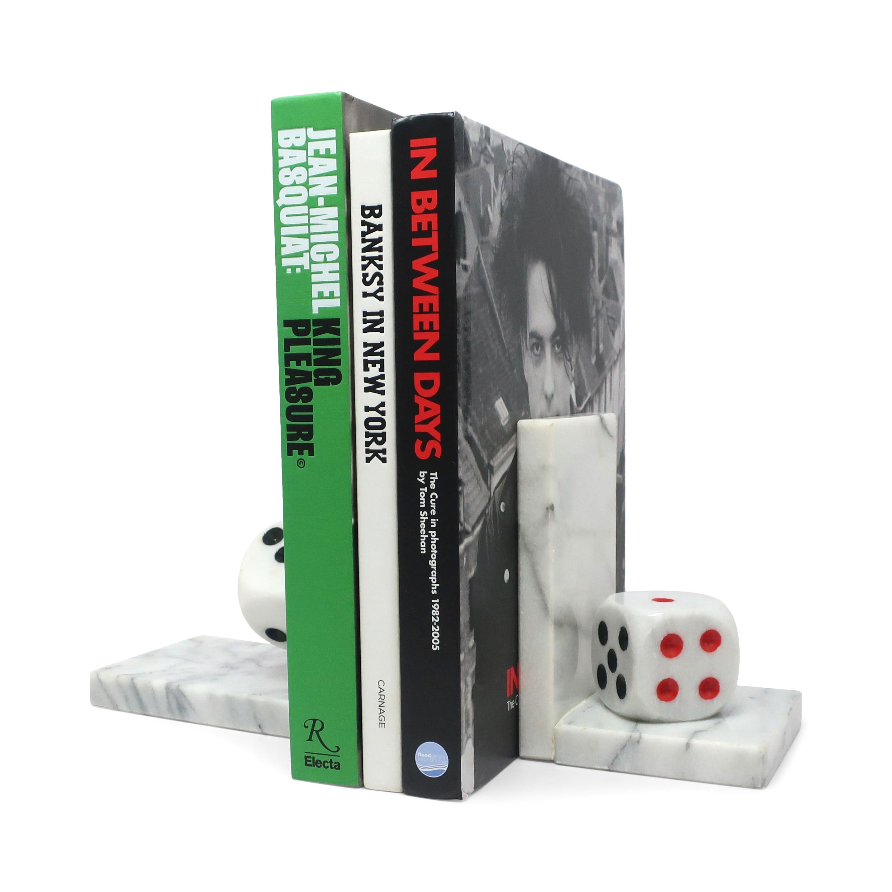 A pair of vintage dice bookends in marble with red and black dots. In good vintage condition with wear consistent with age and use. (See photos).

Measures: 4