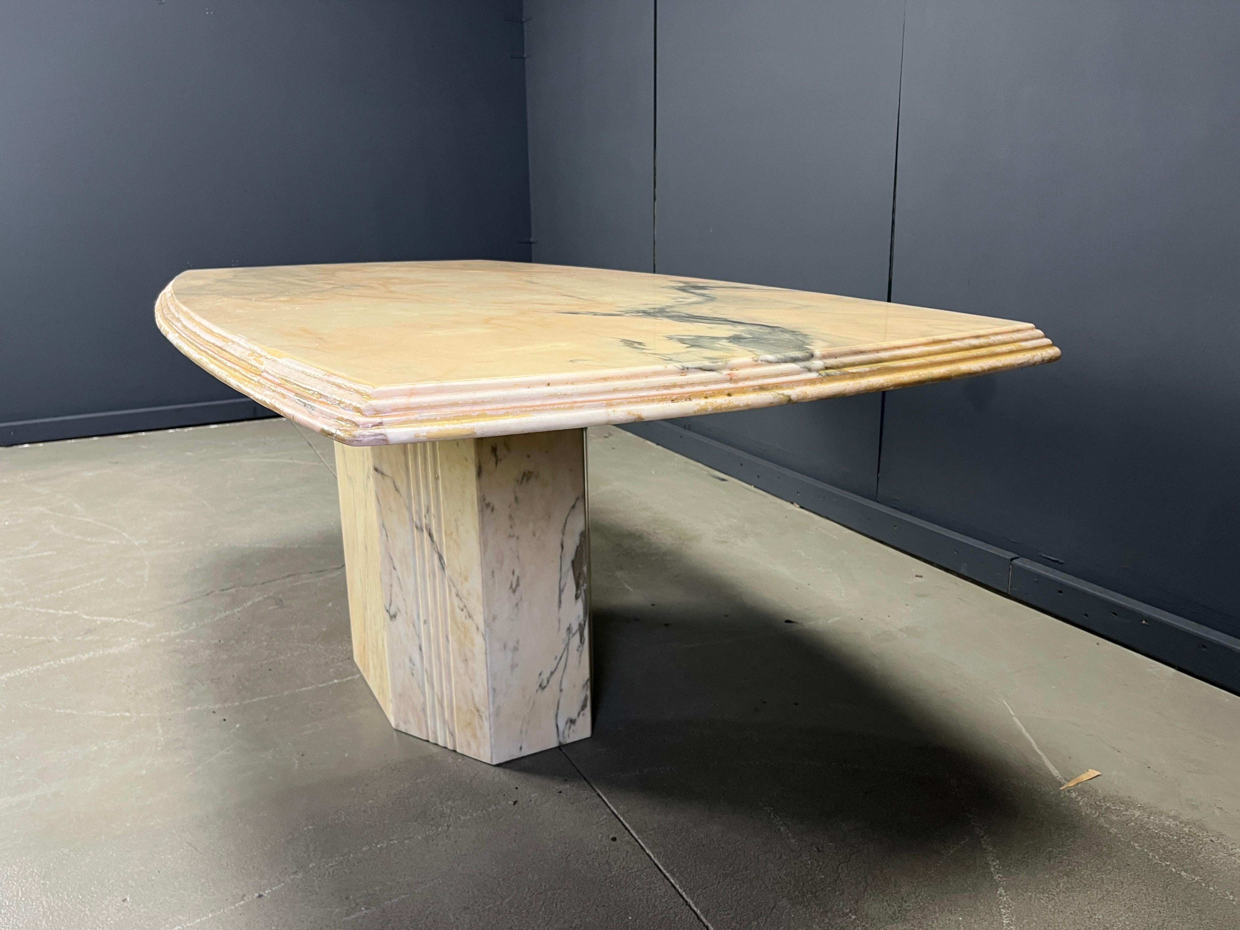 Vintage marble dining table, 1970s État moyen - En vente à Leuven, Vlaams Gewest