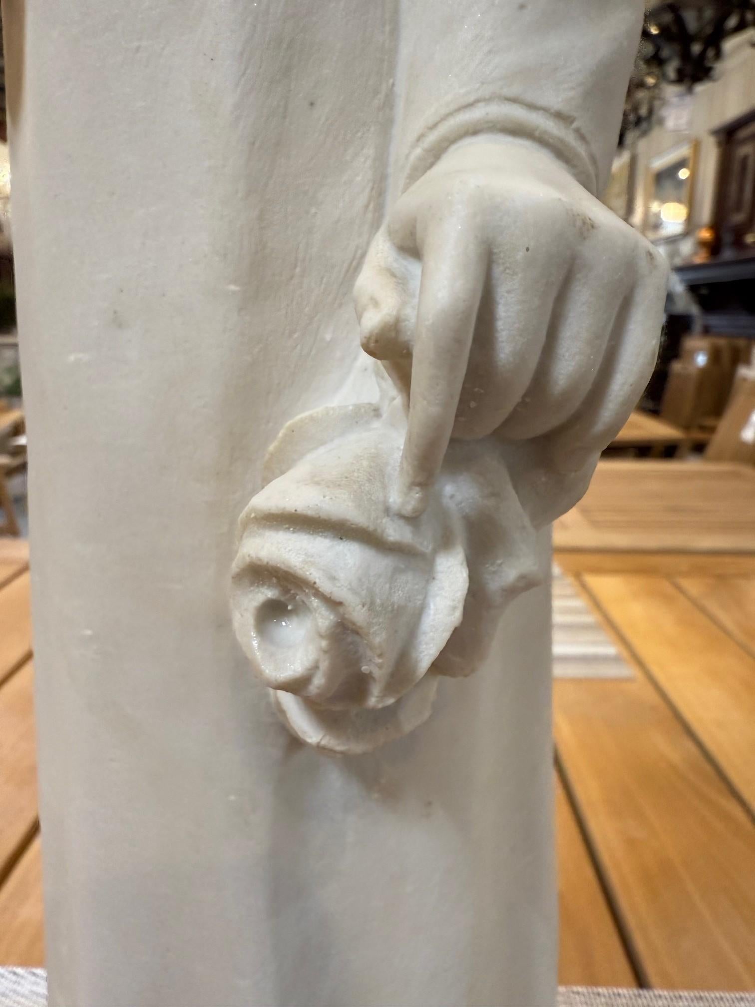 Vintage Marble Dust Statue of a Weeping Angel on a Small Plinth (Statue d'ange pleurant en marbre sur un petit socle) en vente 3