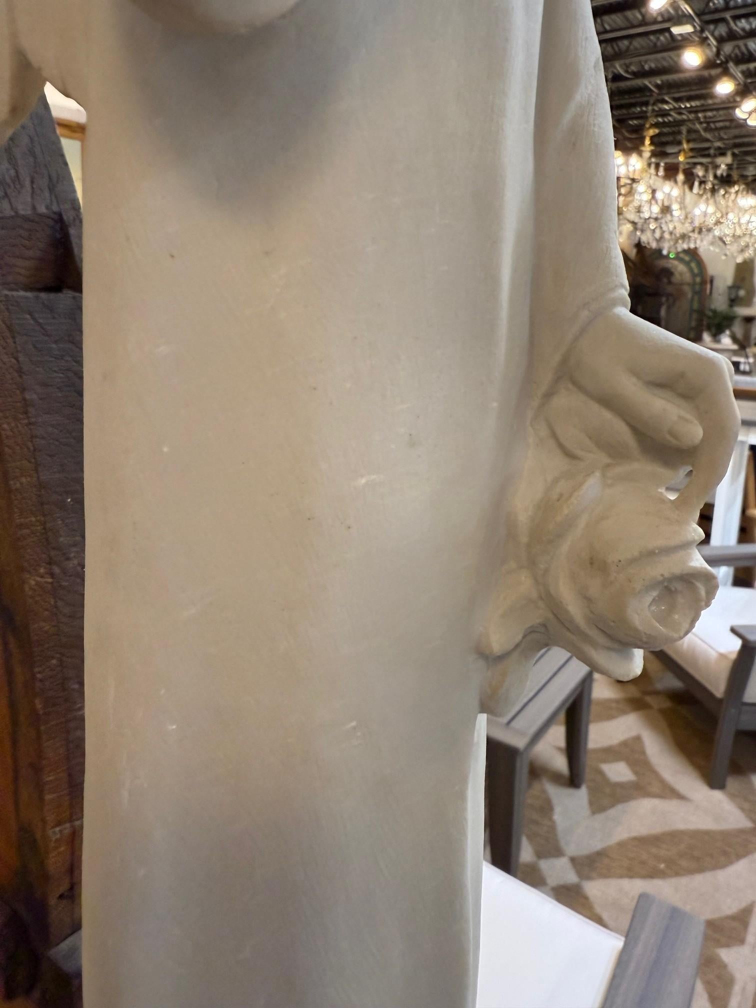Vintage Marble Dust Statue of a Weeping Angel on a Small Plinth (Statue d'ange pleurant en marbre sur un petit socle) en vente 4