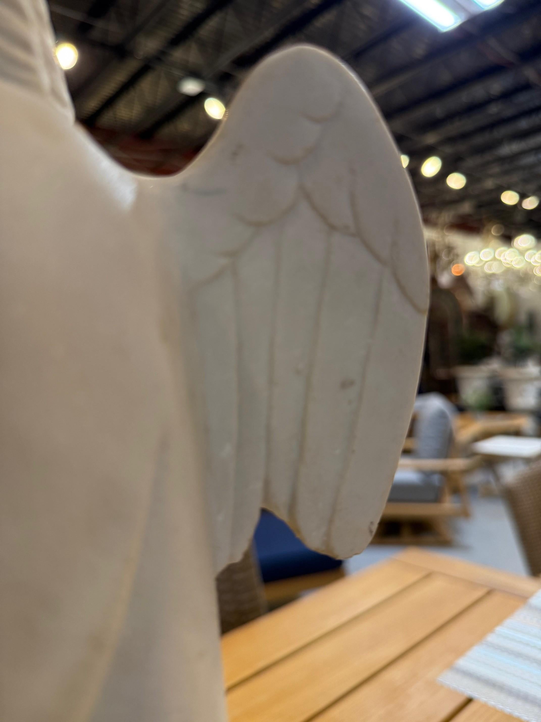 Vintage Marble Dust Statue of a Weeping Angel on a Small Plinth (Statue d'ange pleurant en marbre sur un petit socle) en vente 5