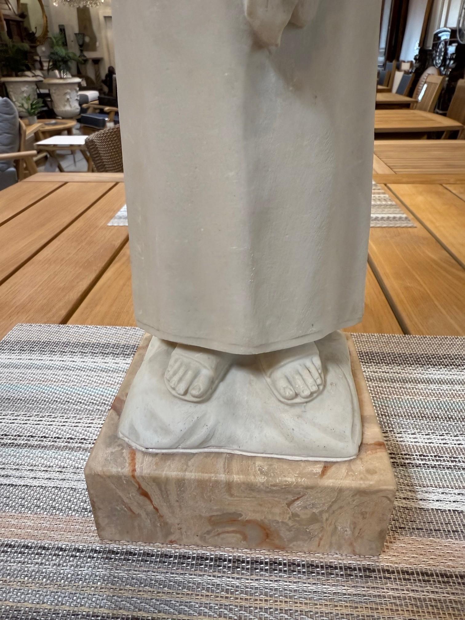 Vintage Marble Dust Statue of a Weeping Angel on a Small Plinth (Statue d'ange pleurant en marbre sur un petit socle) en vente 6