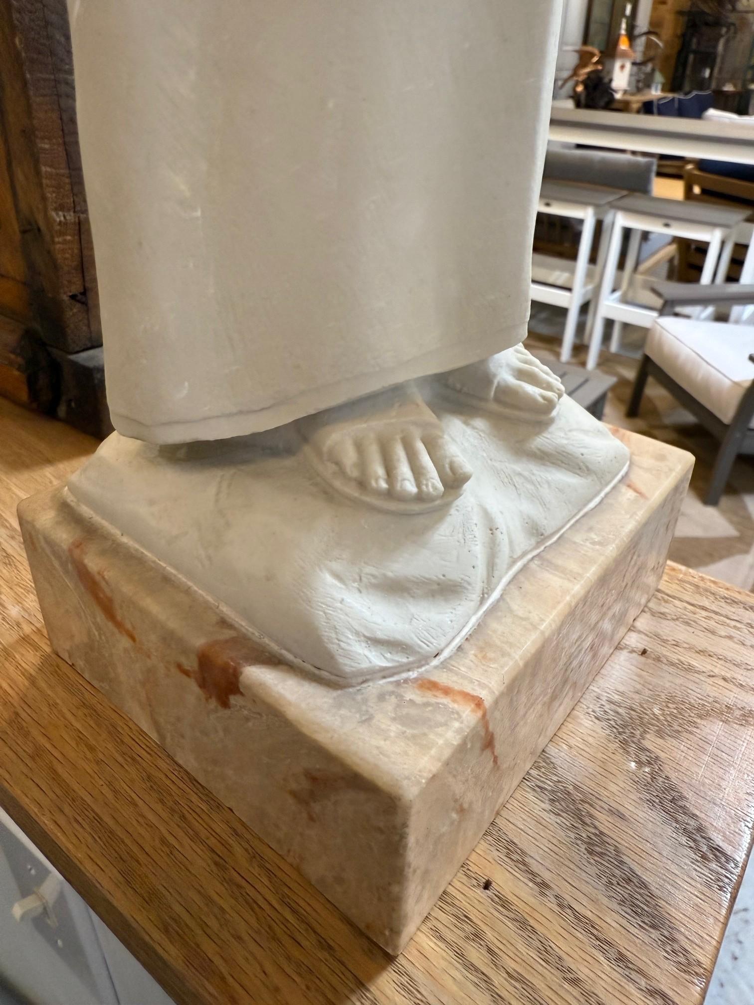 Vintage Marble Dust Statue of a Weeping Angel on a Small Plinth (Statue d'ange pleurant en marbre sur un petit socle) en vente 7