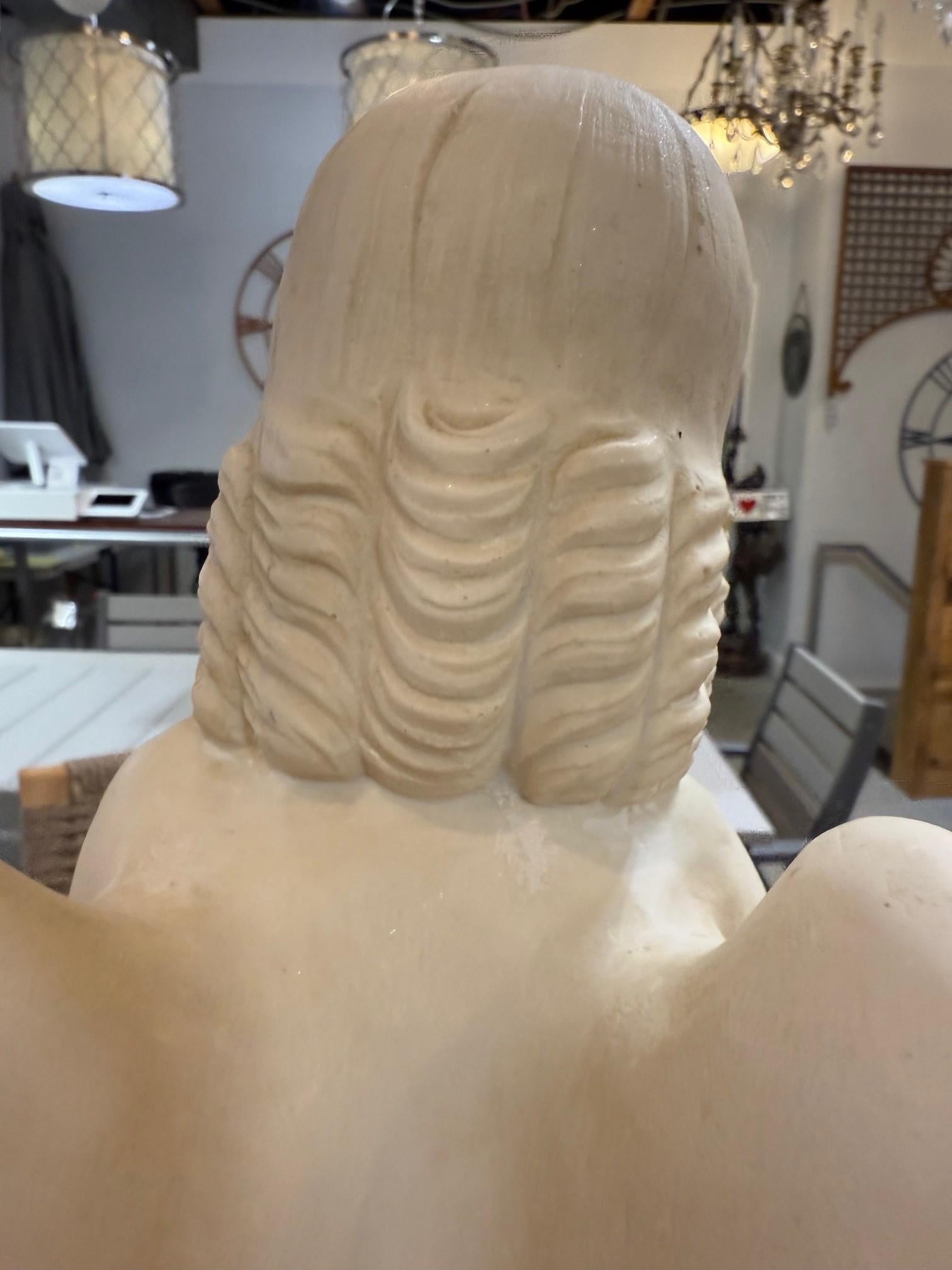 Vintage Marble Dust Statue of a Weeping Angel on a Small Plinth (Statue d'ange pleurant en marbre sur un petit socle) en vente 8