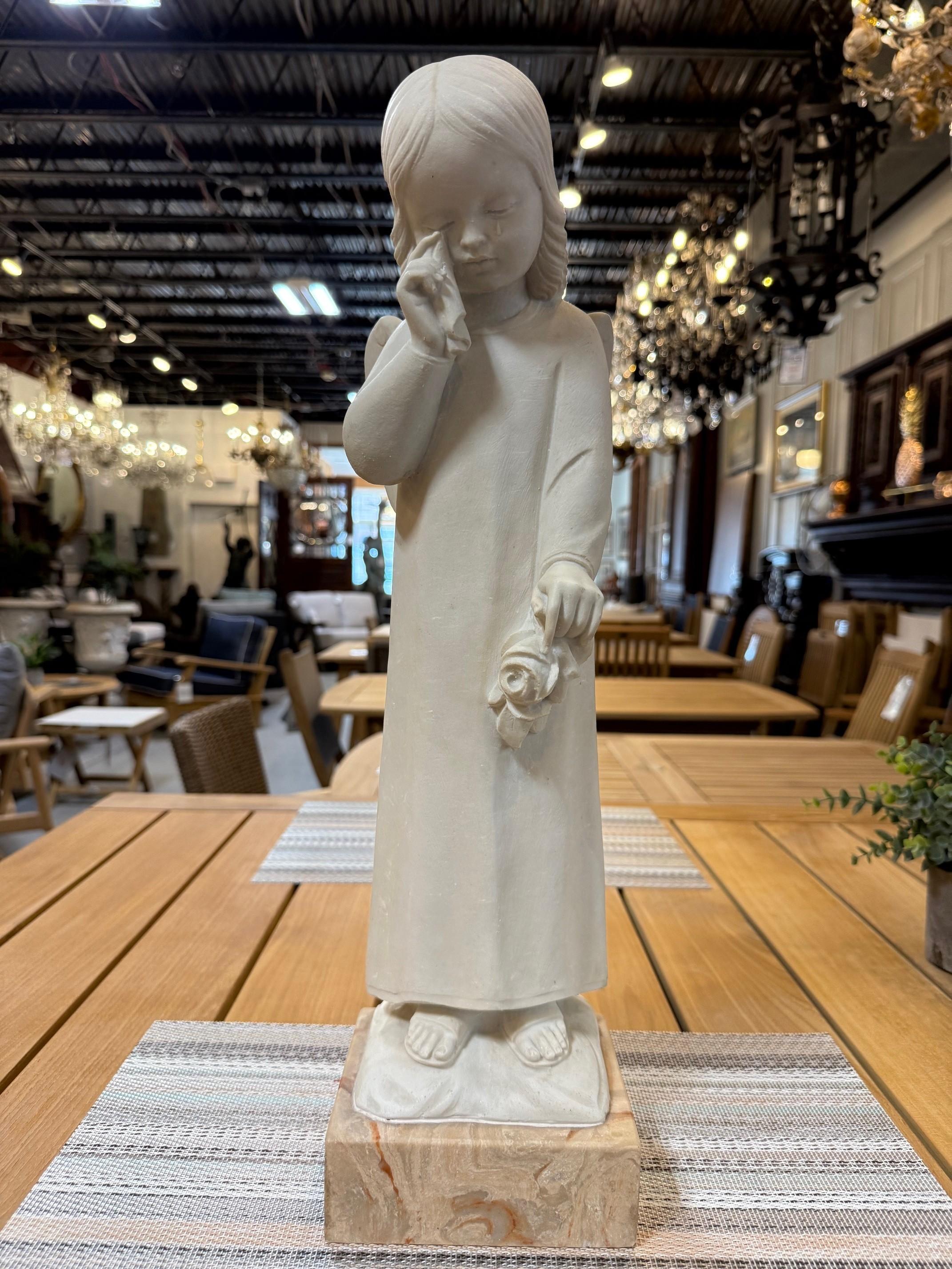 Belle reproduction vintage d'une statue d'ange pleureur sur un petit socle. Il s'agit d'une copie de la statue de l'Ange du chagrin, également connue sous le nom d'Ange pleureur, créée en 1894 par William Wetmore Story pour sa femme Emelyn. Il