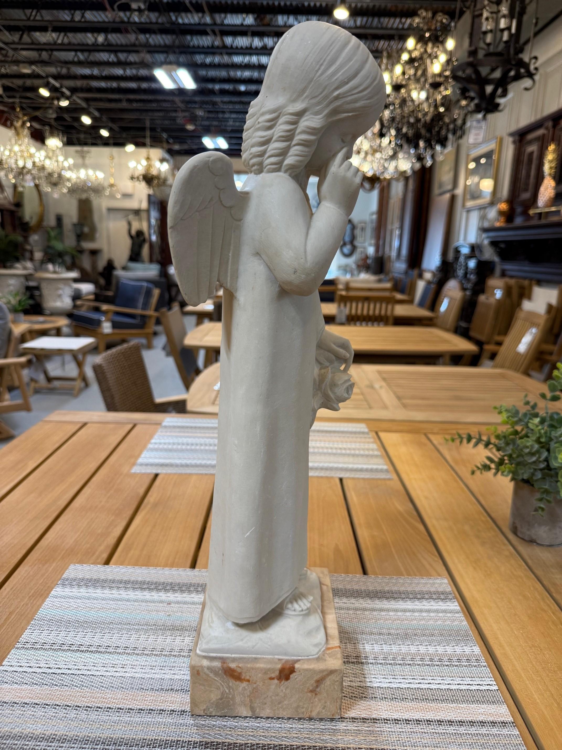 Américain Vintage Marble Dust Statue of a Weeping Angel on a Small Plinth (Statue d'ange pleurant en marbre sur un petit socle) en vente
