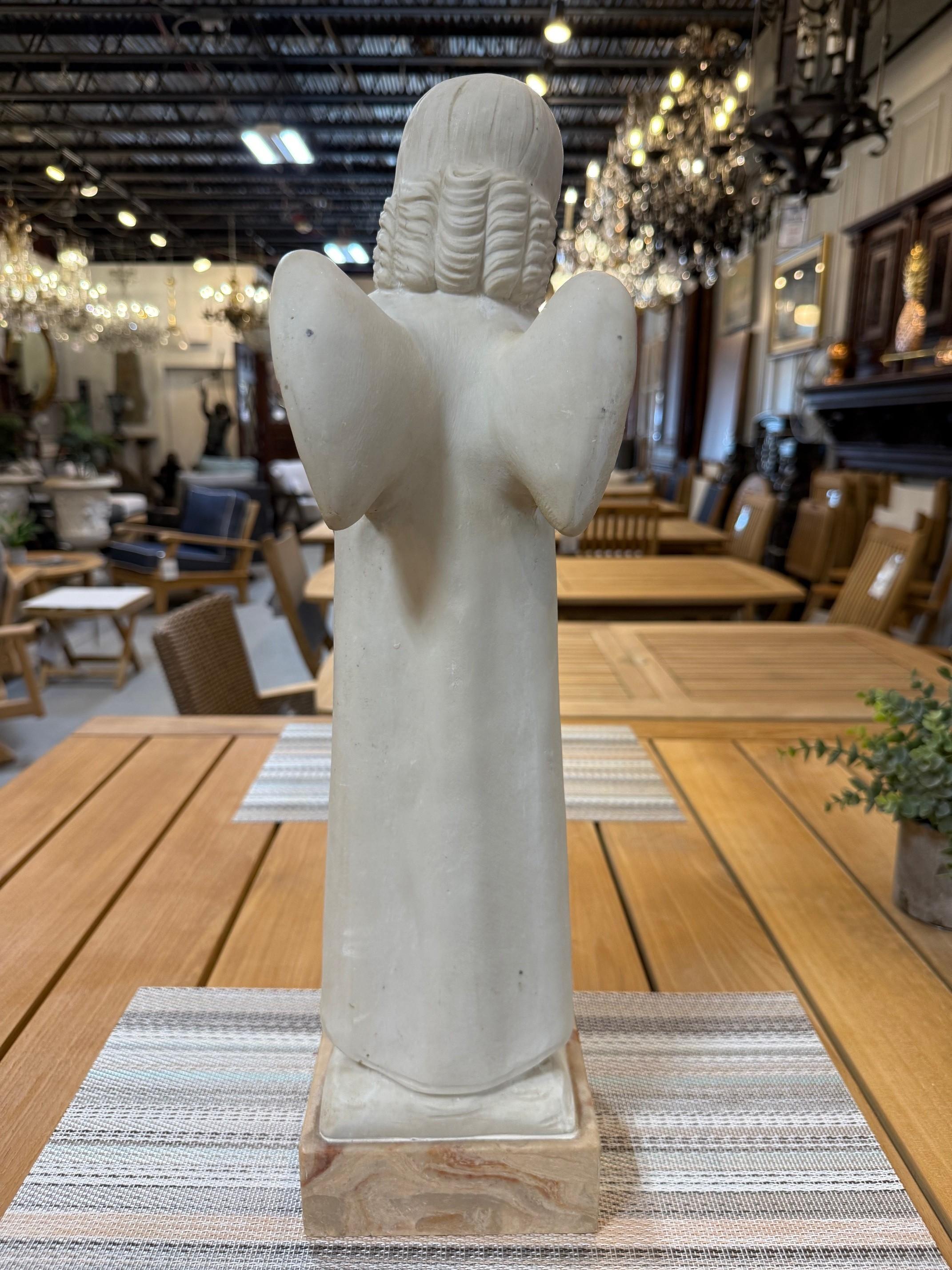 Moulé Vintage Marble Dust Statue of a Weeping Angel on a Small Plinth (Statue d'ange pleurant en marbre sur un petit socle) en vente