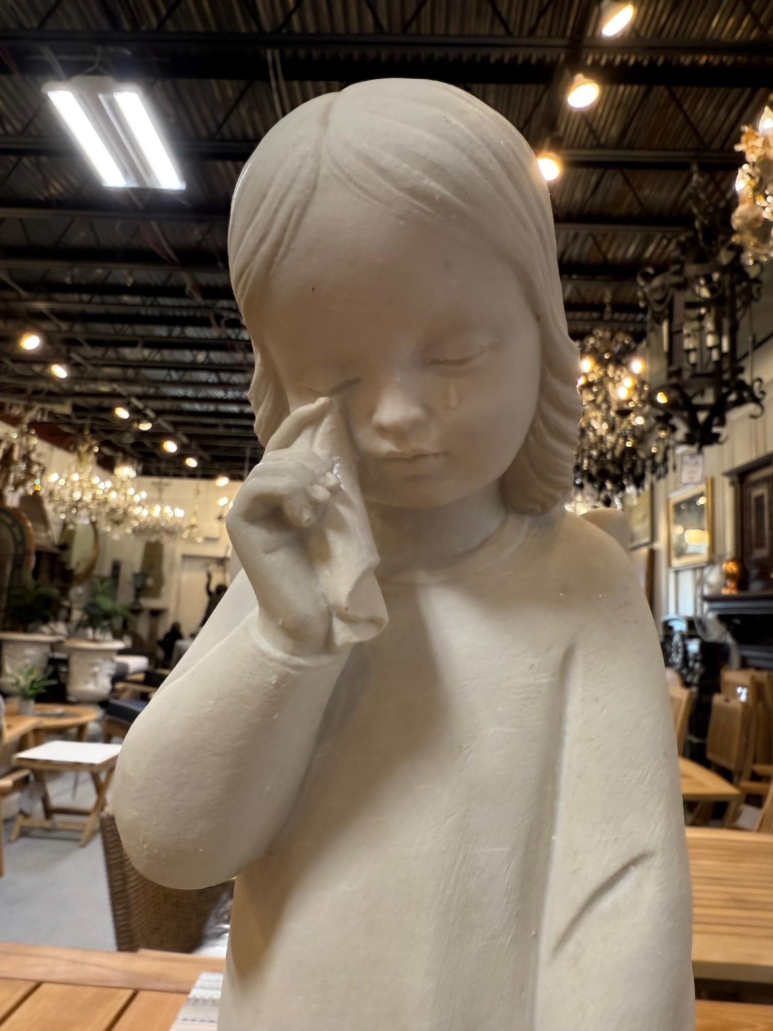Vintage Marble Dust Statue of a Weeping Angel on a Small Plinth (Statue d'ange pleurant en marbre sur un petit socle) Bon état - En vente à Stamford, CT