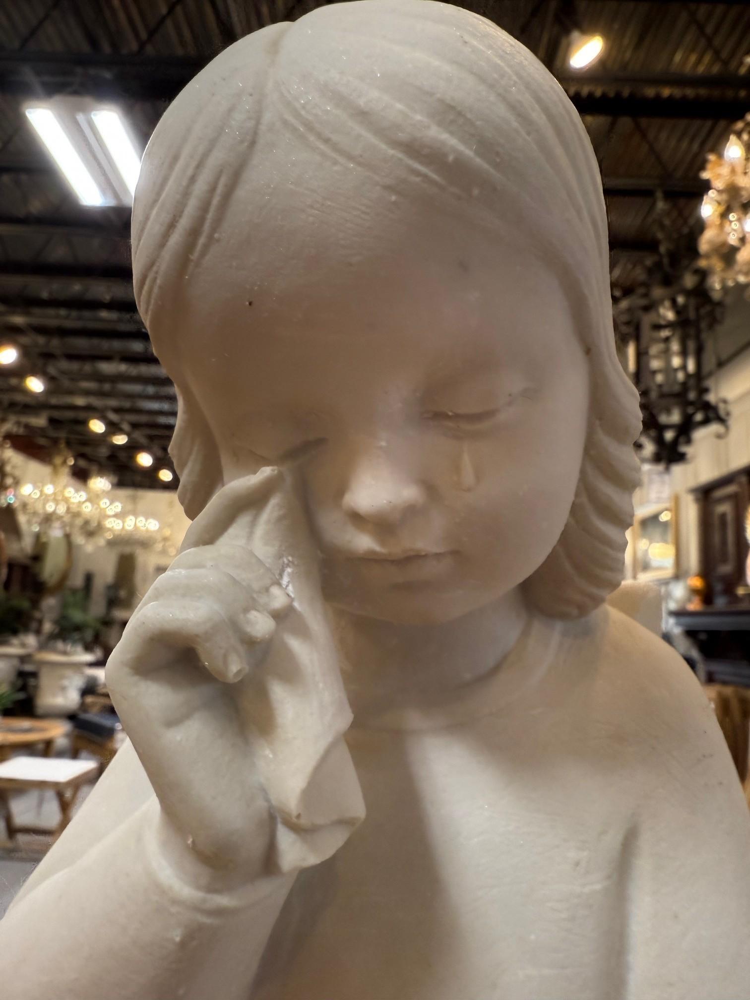 20ième siècle Vintage Marble Dust Statue of a Weeping Angel on a Small Plinth (Statue d'ange pleurant en marbre sur un petit socle) en vente