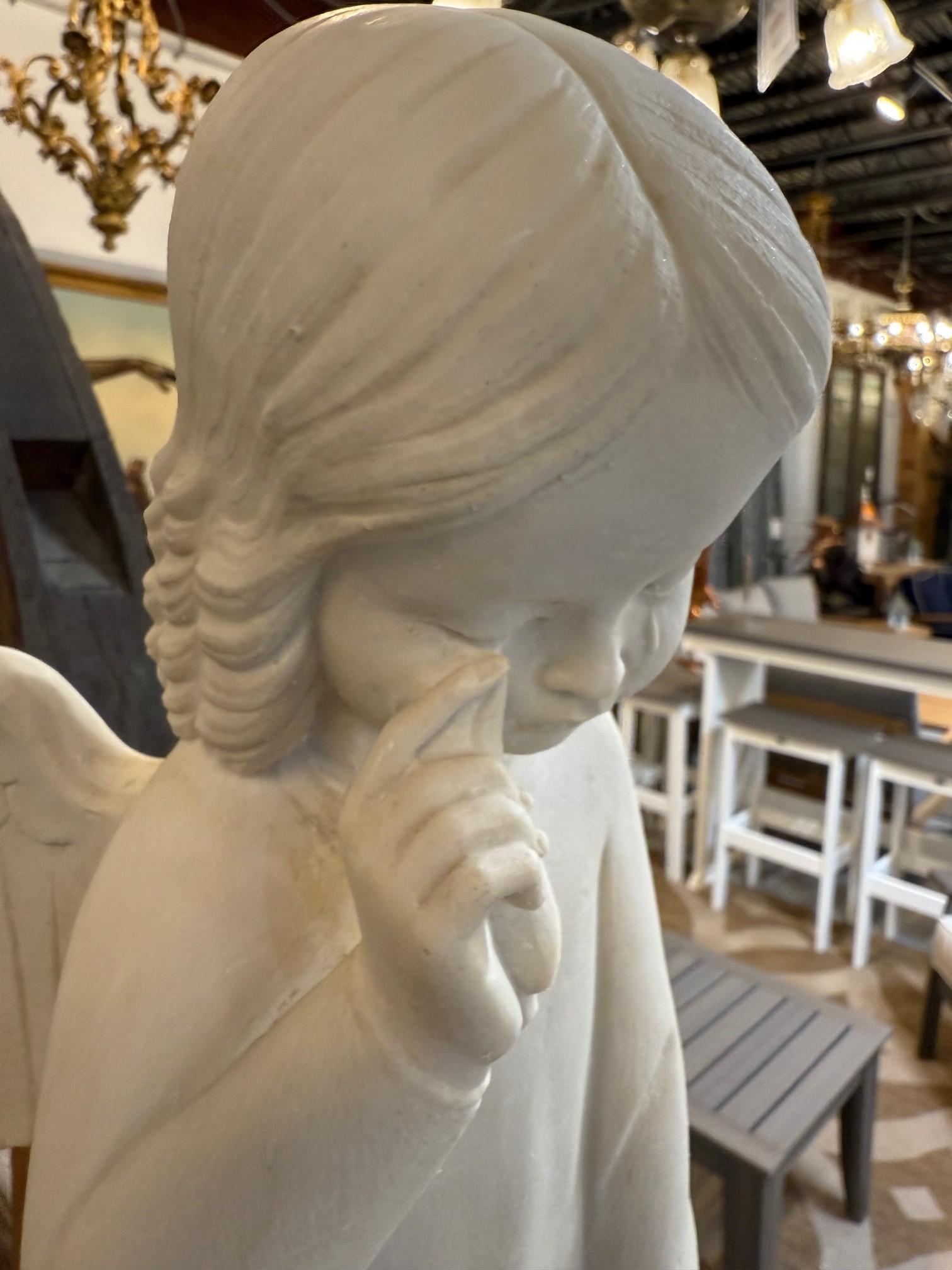 Composition Vintage Marble Dust Statue of a Weeping Angel on a Small Plinth (Statue d'ange pleurant en marbre sur un petit socle) en vente
