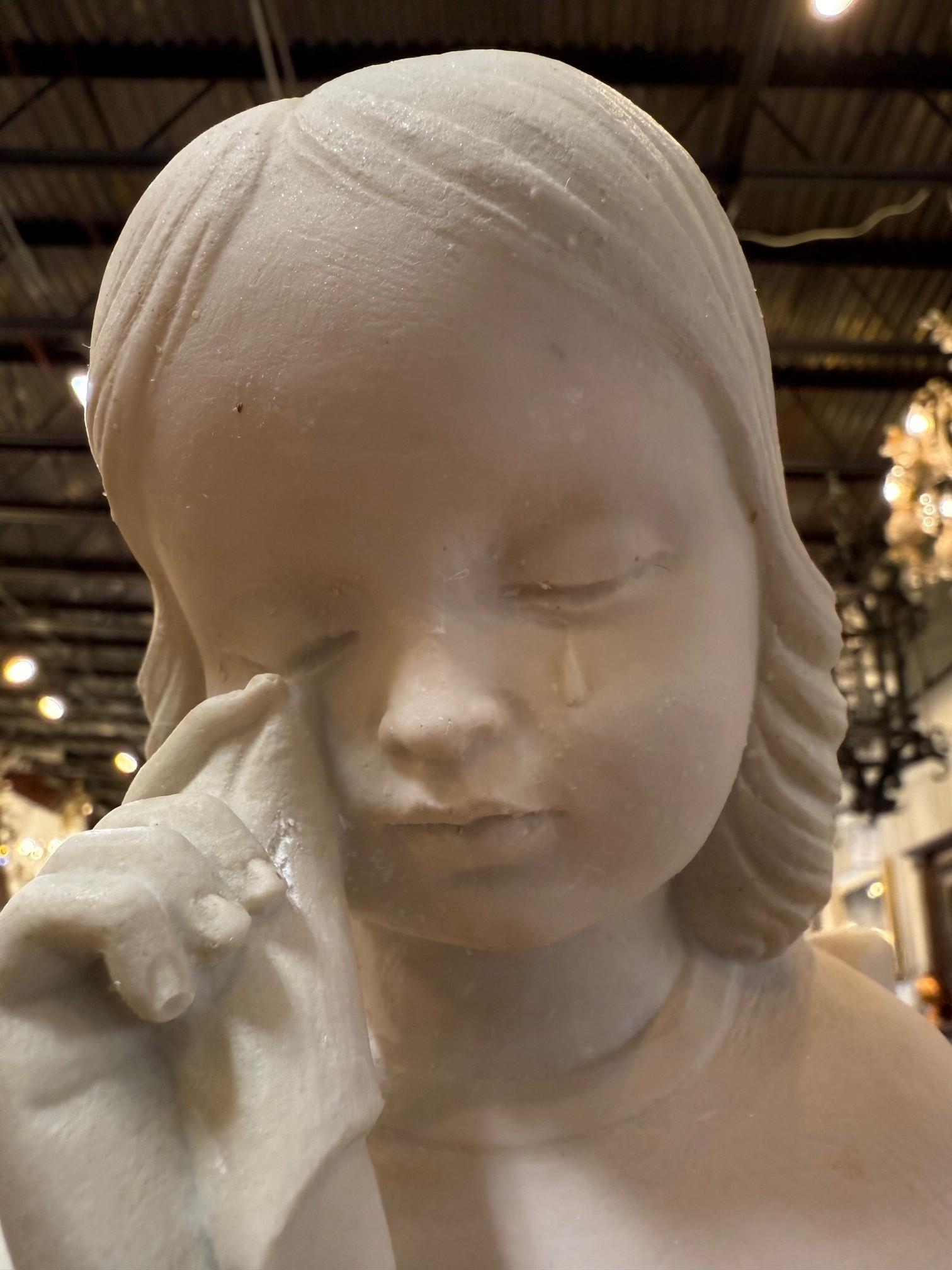 Vintage Marble Dust Statue of a Weeping Angel on a Small Plinth (Statue d'ange pleurant en marbre sur un petit socle) en vente 1