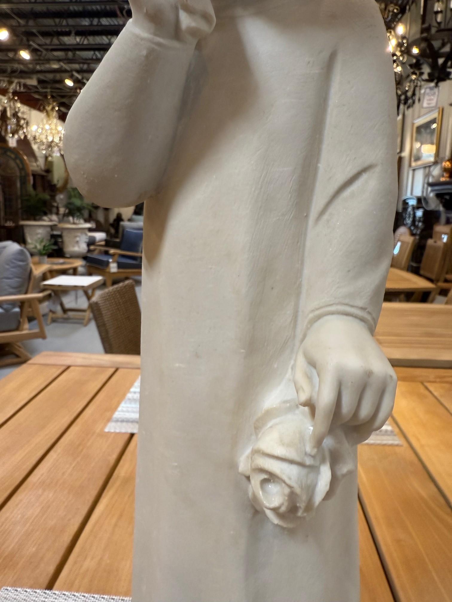 Vintage Marble Dust Statue of a Weeping Angel on a Small Plinth (Statue d'ange pleurant en marbre sur un petit socle) en vente 2
